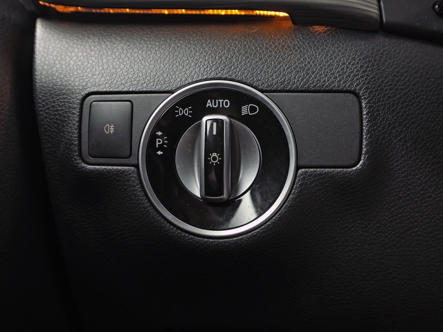 Mercedes-Benz B-klasse 180 Sport Automaat (GROOT NAVI, CAMERA, STOELVERWARMING, ZWART HEMEL, SPORTSTOELEN, CRUISE, KEYLESS START, NIEUWSTAAT)