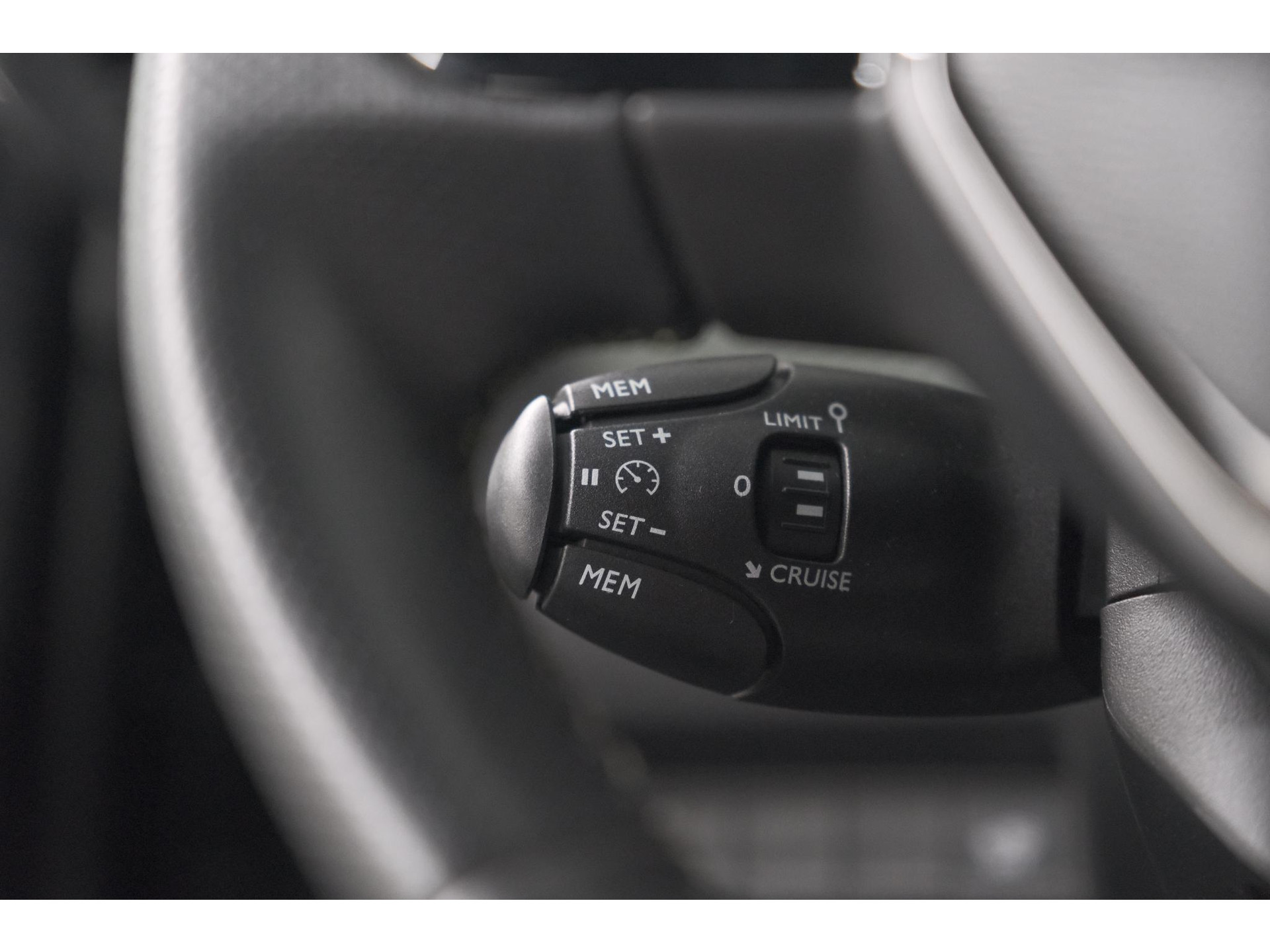 Peugeot 2008 PureTech 130 EAT8 GT | Camera | Apple Carplay | Parkeersensoren | 17 Inch Lichtmetalen Velgen