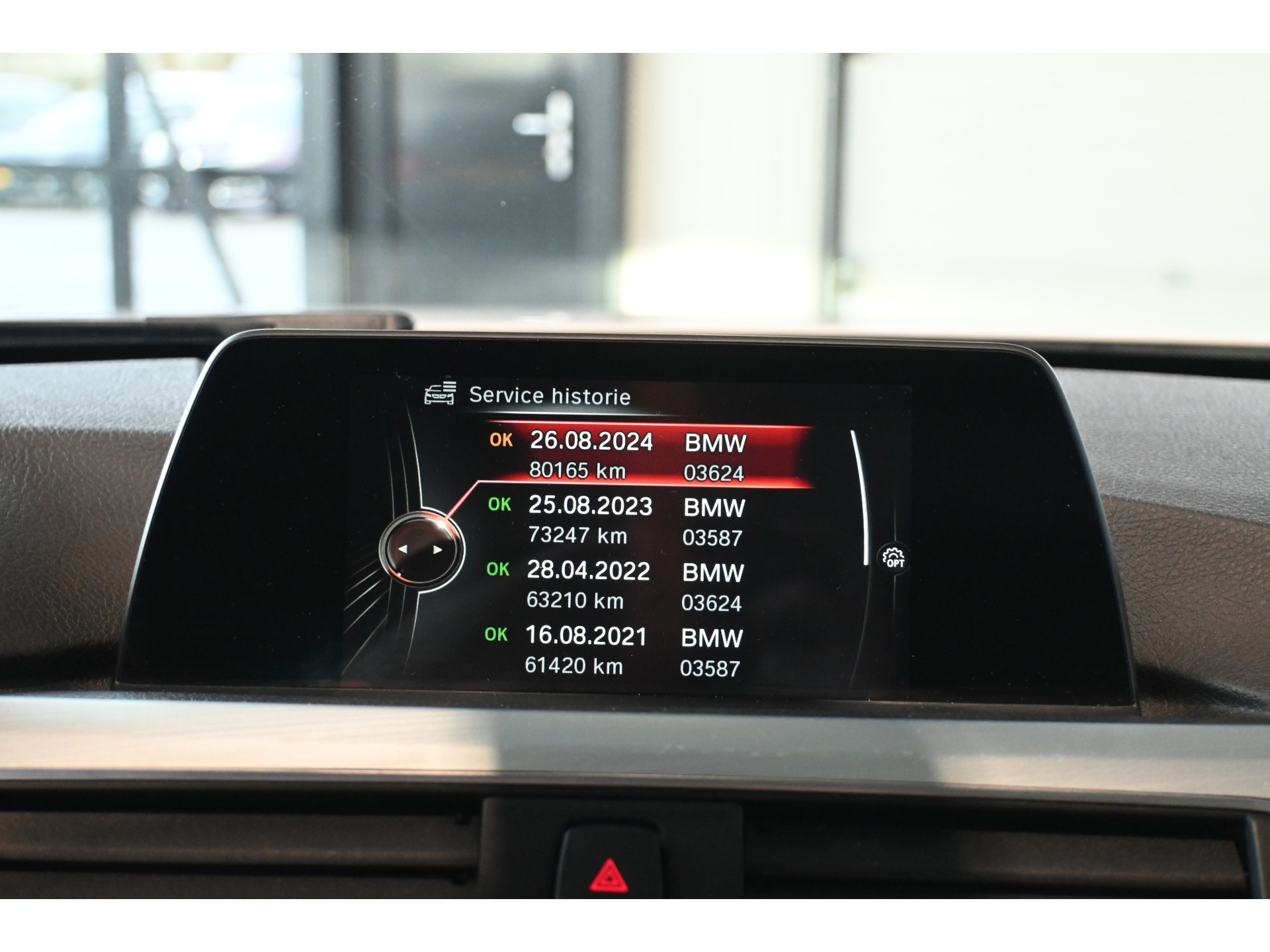 BMW 3-serie Touring 318i Luxury Clima Navigatie LED Panoramadak 18'Inch Goed Onderhouden! Inruil Mogelijk!