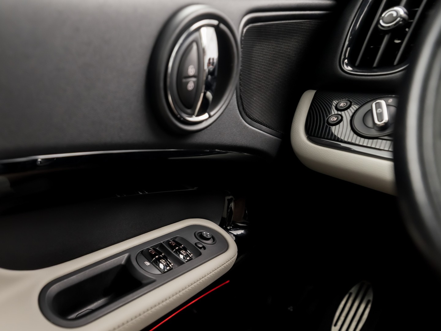 MINI Countryman 2.0 Cooper S John Cooper Works Chili 192Pk Automaat (PANORAMADAK, GROOT NAVI, LEDER, HARMAN/KARDON, CAMERA, STOELVERWARMING, SPORTSTOELEN, GETINT GLAS, NIEUWSTAAT)