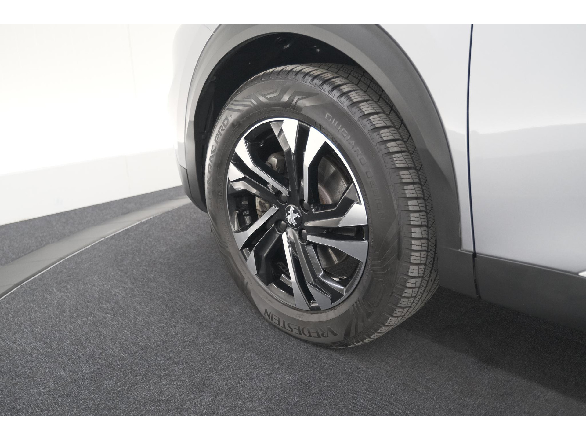 Peugeot e-2008 EV Allure 50 kWh | SOH=96.7 % | 3 Fase Laadfunctie | Camera | Navigatie | Parkeersensoren | Apple Carplay