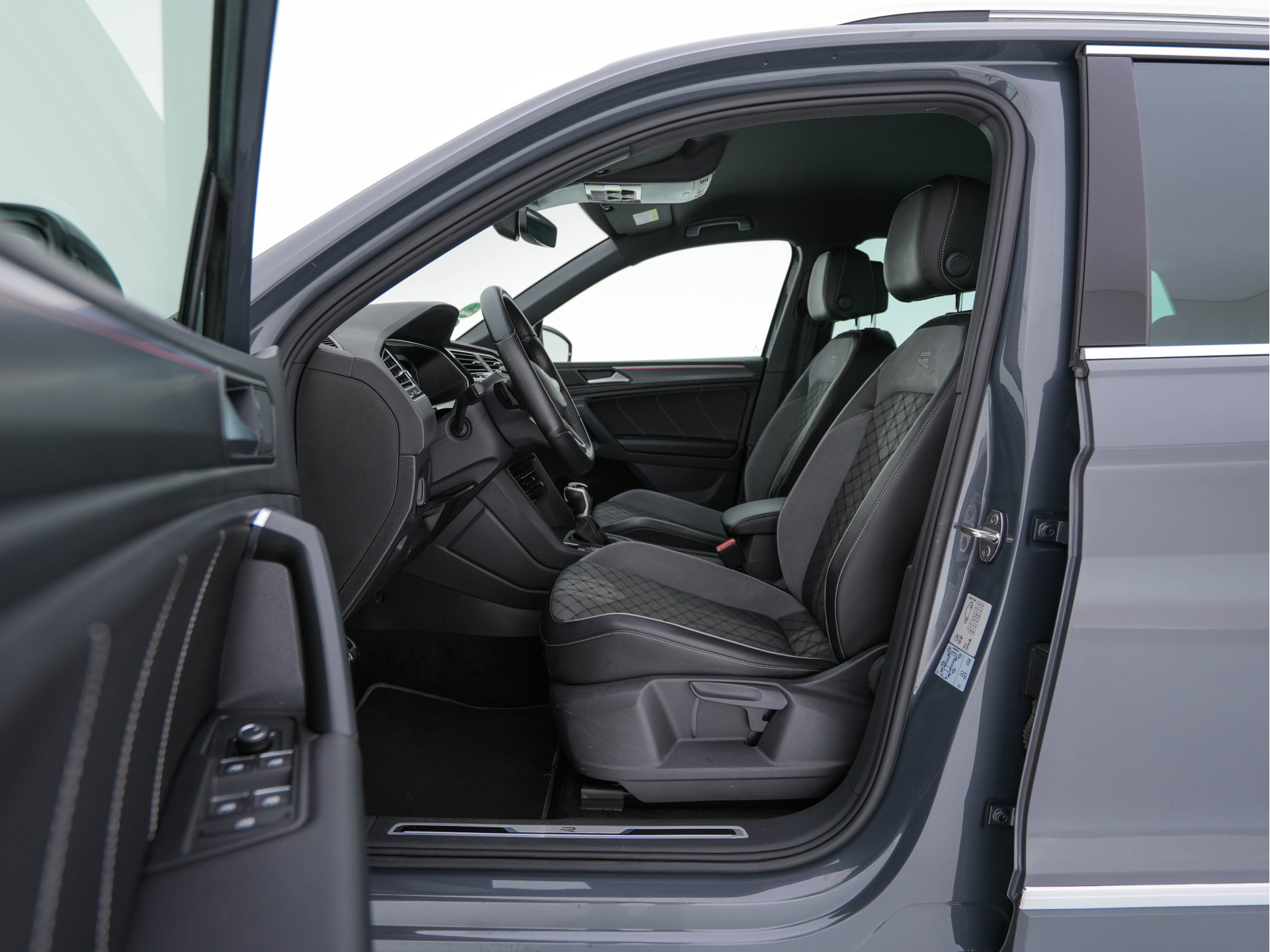 Volkswagen Tiguan 1.4 TSI R-Line Business+ (Plug-in) (INCL-BTW) Aut. *PANO | FULL-LED | ADAPTIVE-CRUISE | DIGI-COCKPIT | HEATED-COMFORTSEATS | NAV-FULLMAP | DAB+ | TOWBAR | PRIVACY-GLASS | ECC | PDC | 19''ALU