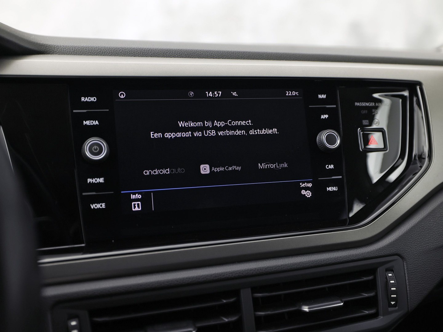 Volkswagen Polo 1.0 TSI Sportline Automaat (APPLE CARPLAY, GROOT NAVI, GETINT GLAS, ADAPTIVE CRUISE, SPORTSTOELEN, PARKEERSENSOREN, NIEUWE APK, NIEUWSTAAT)