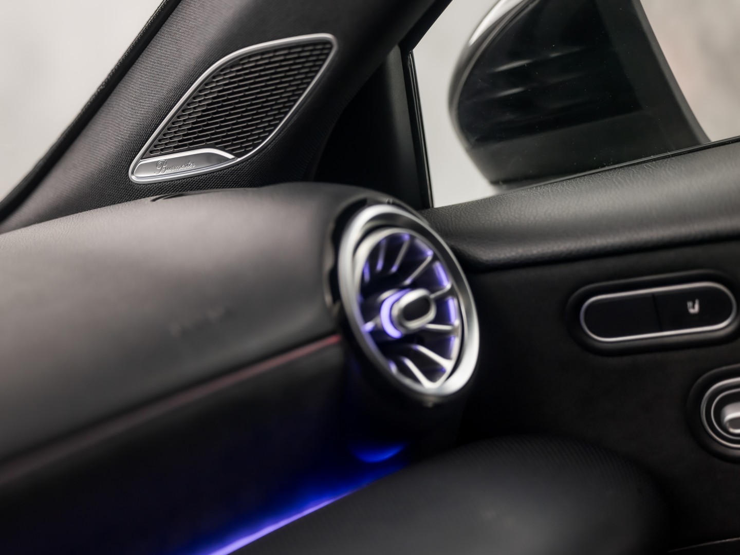 Mercedes-Benz A-Klasse 250 AMG Sport 224Pk Automaat (PANORAMADAK, MEMORY SEATS, 360 CAMERA, BURMESTER, GROOT NAVI, SFEERVERLICHTING, WIDESCREEN, ADAPTIVE CRUISE, NIEUWSTAAT)