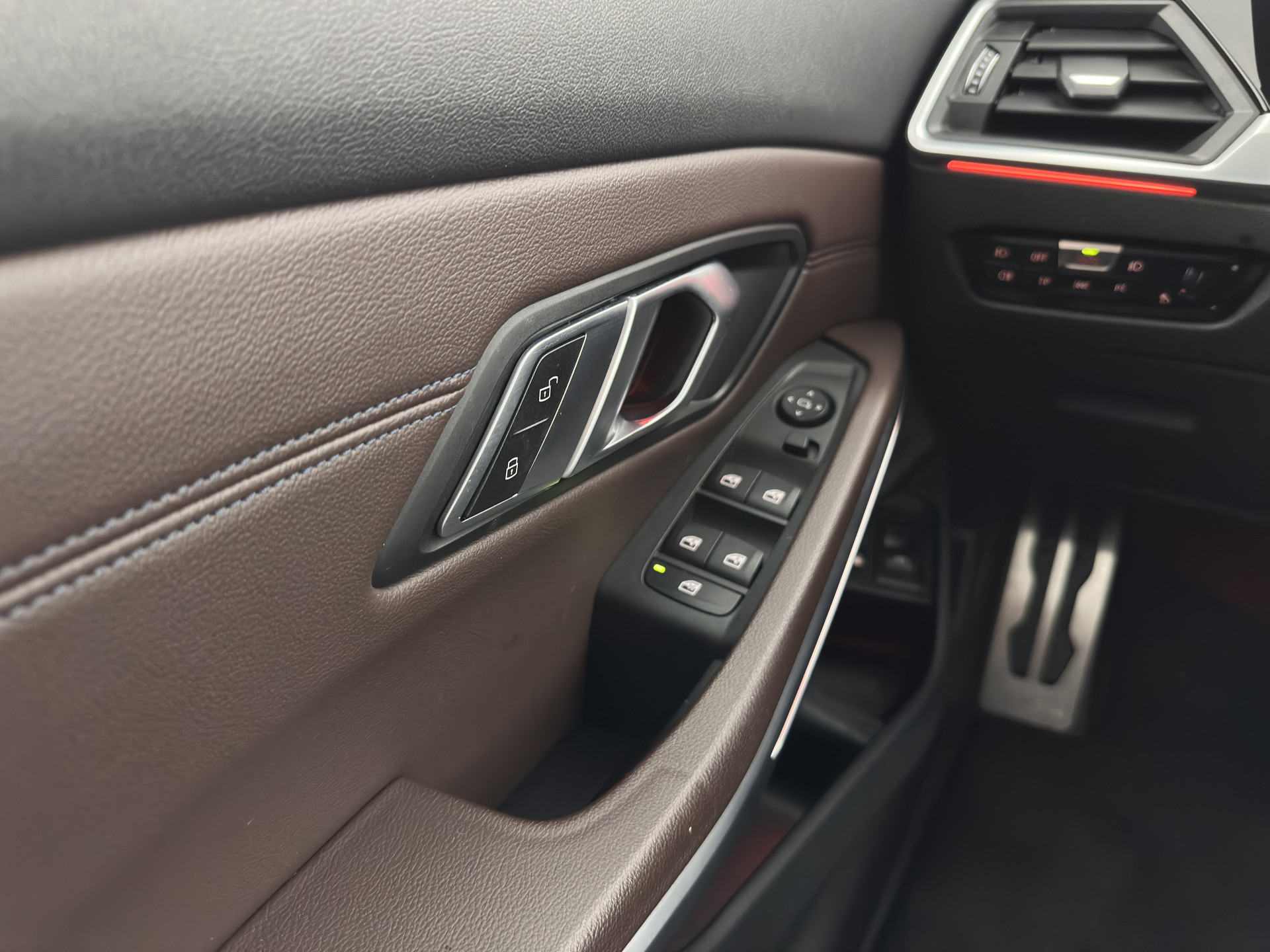 BMW 3-serie Touring 320e M-Sportpack Business Edition Plus (Plug-In) (INCL-BTW) *PANO | LASER-LED | LEATHER | HEATED-SPORTSEATS | HARMAN/KARDON | VIRTUAL-COCKPIT | AMBIENT-LIGHT | NAVI-FULLMAP | DAB+ | 18''ALU*