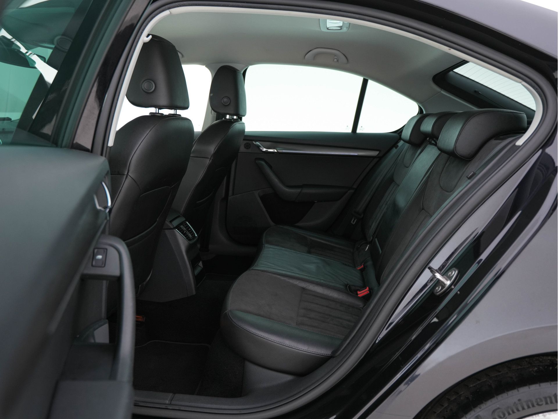 ŠKODA Octavia 1.0 TSI Greentech Style Business (INCL-BTW) Aut. *LEATHER-ALCANTARA | NAVI-FULLMAP | FULL-LED | CANTON-AUDIO | KEYLESS | DAB | HEATED-COMFORTSEATS | ECC | PARKPILOT | SHIFT-PADDLES | CRUISE | PRIVACY-GLASS | 18"ALU*