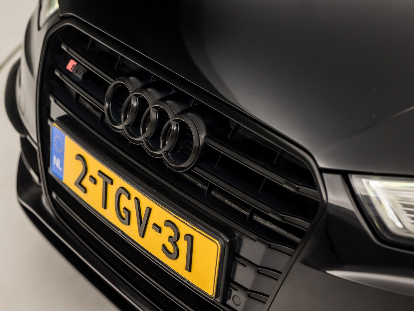 Audi S3 Sportback 2.0 TFSI S3 quattro S-Line 300Pk Automaat (PANORAMADAK, BLACK PACK, BANG&OLUFSEN, ELEK SPORTSTOELEN, RODE GORDELS, GETINT GLAS, PARKEERSENSOREN, NIEUWSTAAT)