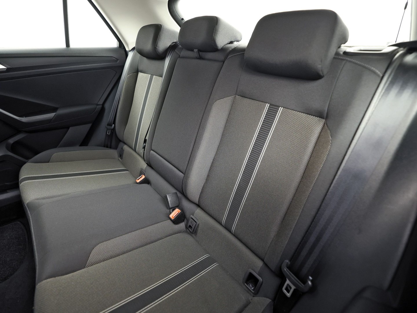 Volkswagen T-Roc 1.0 TSI Sport (APPLE CARPLAY, 1e EIGENAAR, GROOT NAVI, LM VELGEN, SPORTSTOELEN, PARKEERSENSOREN, ADAPTIVE CRUISE, NIEUWSTAAT)