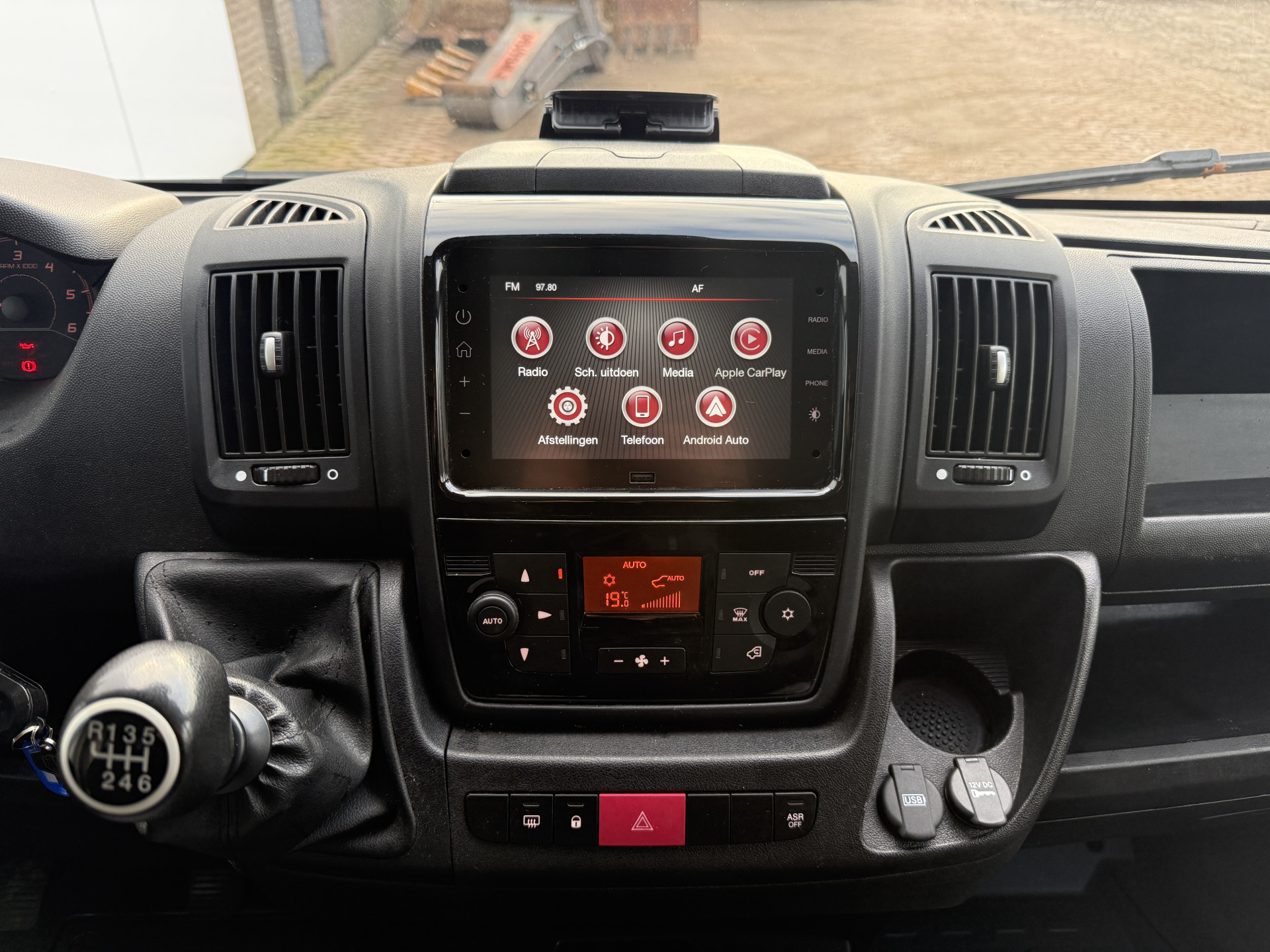 Peugeot Boxer 2.2 HDI 165PK Laadklep Bakwagen Cruise Control Climate Control Camera Carplay Standkachel LED Koffer Meubelbak