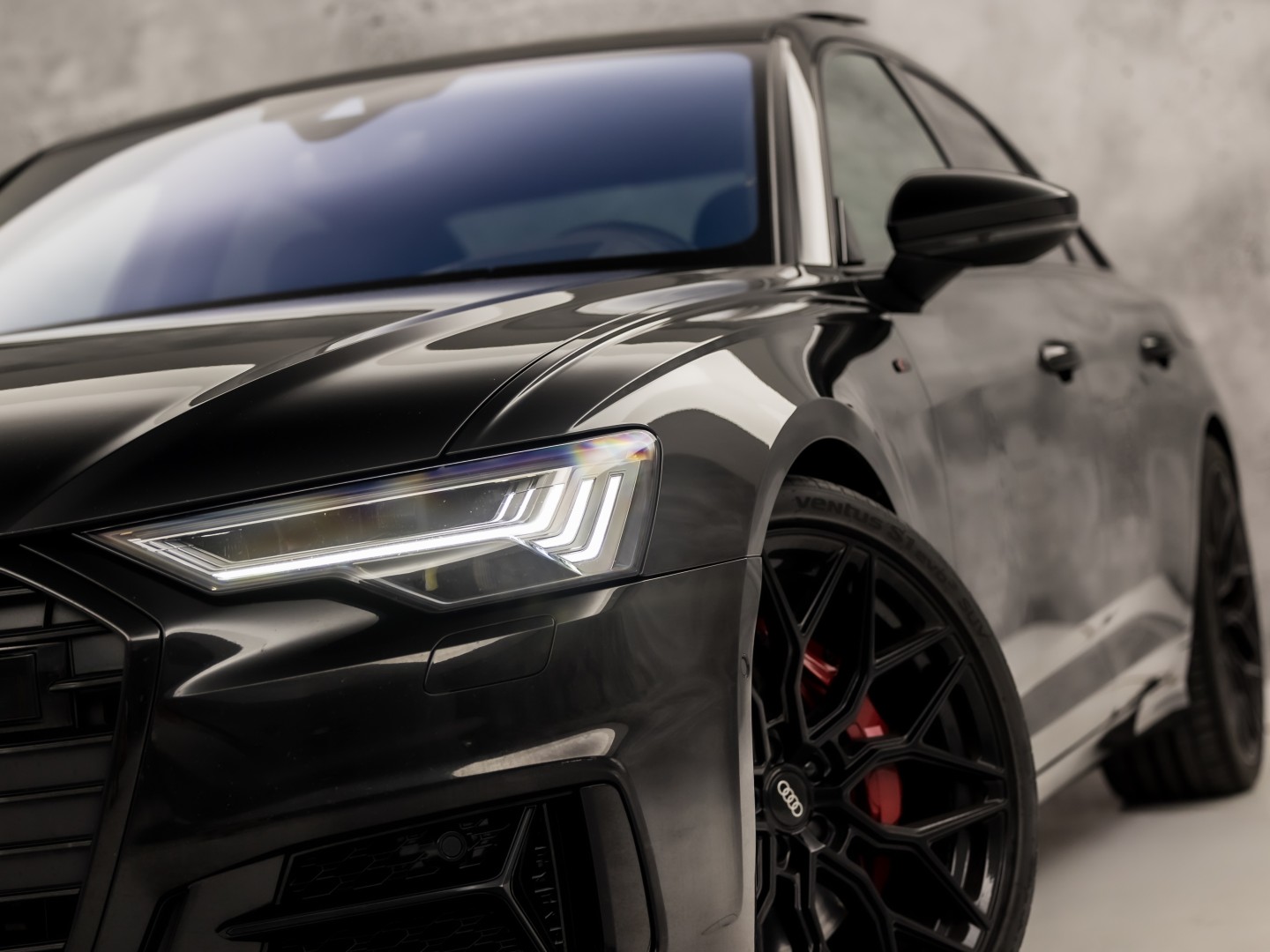 Audi A6 55 TFSI e Quattro S-Line Competition 367Pk Automaat (PANORAMADAK, CARBON PACK, BANG&OLUFSEN, APPLE CARPLAY, CAMERA, MEMORY SEATS, GETINT GLAS, HEAD-UP DISPLAY, ADAPTIVE CRUISE, SFEERVERLICHTING, NIEUWSTAAT)
