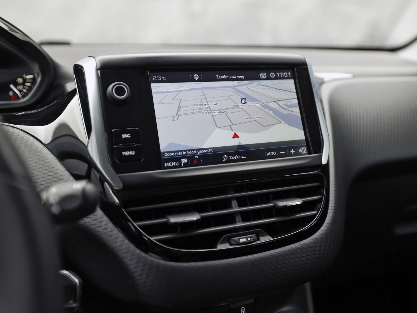 Peugeot 208 1.2 PureTech Signature (APPLE CARPLAY, LOGISCH NAP, NAVIGATIE, GETINT GLAS, SPORTSTOELEN, PARKEERSENSOREN, LM VELGEN, CRUISE, NIEUWSTAAT)