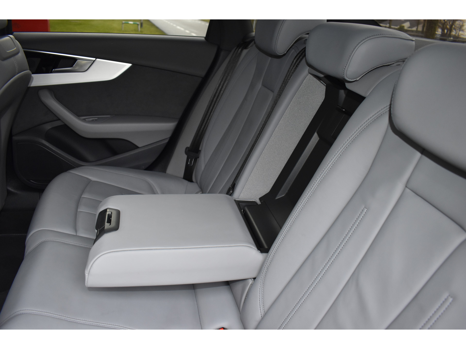 Audi A4 Limousine 35 TFSI S-line 2.0 Mild Hybrid S-line black-line Automaat Leder interieur