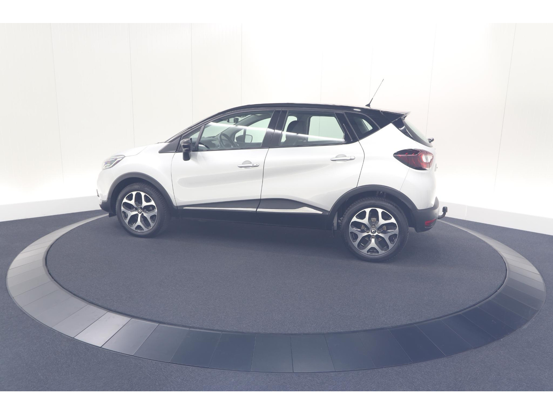 Renault Captur TCe 90 Intens | Trekhaak | AllSeason banden | Navigatie | Parkeersensoren