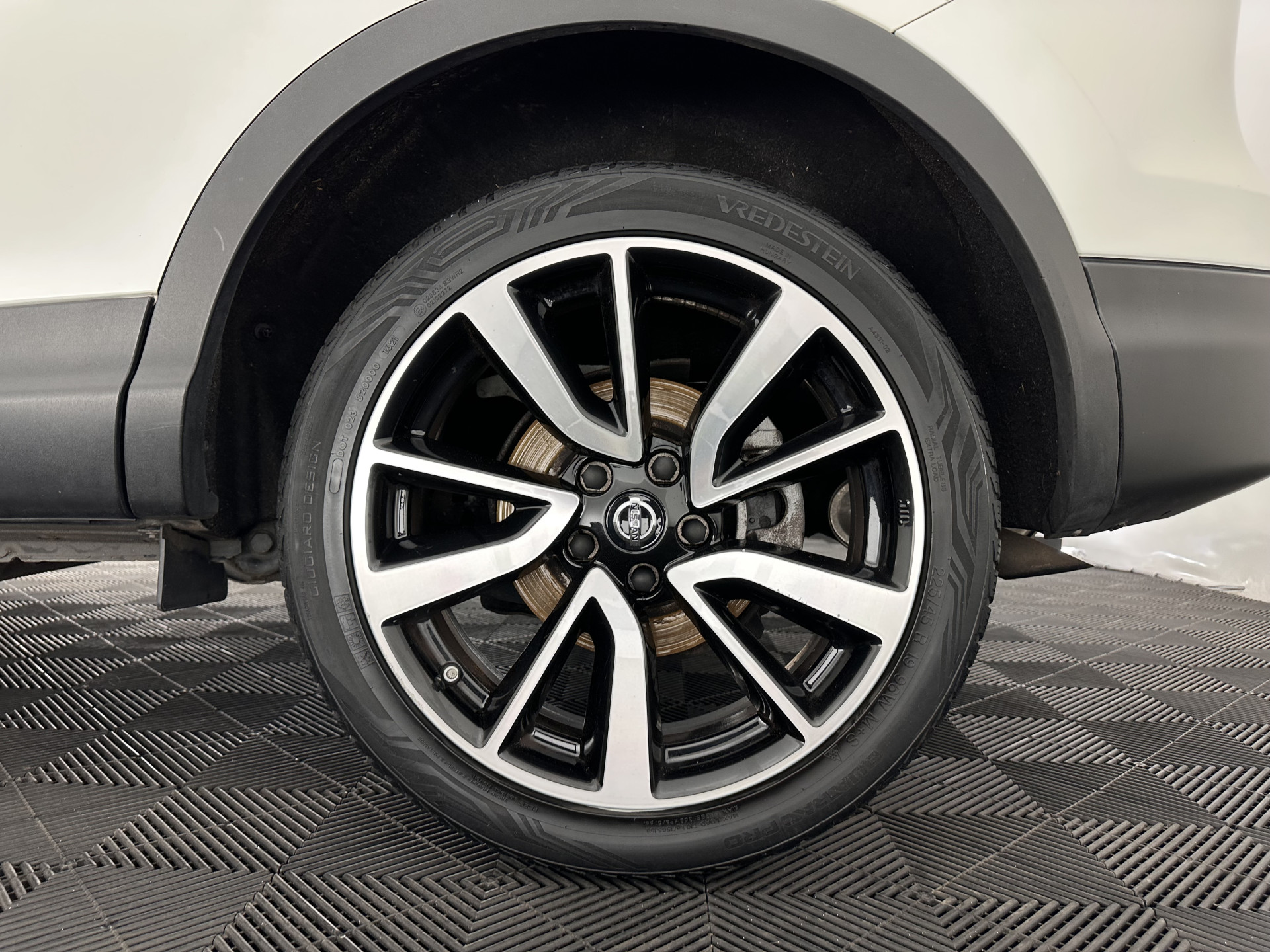 Nissan Qashqai 1.2 Tekna *PANO | FULL-LEATHER | TOP-VIEW | BLIND-SPOT | NAVI-FULLMAP | HEATED-COMFORTSEATS | KEYLESS | DAB+ | PRIVACY-GLASS | 19''ALU | TOWBAR*