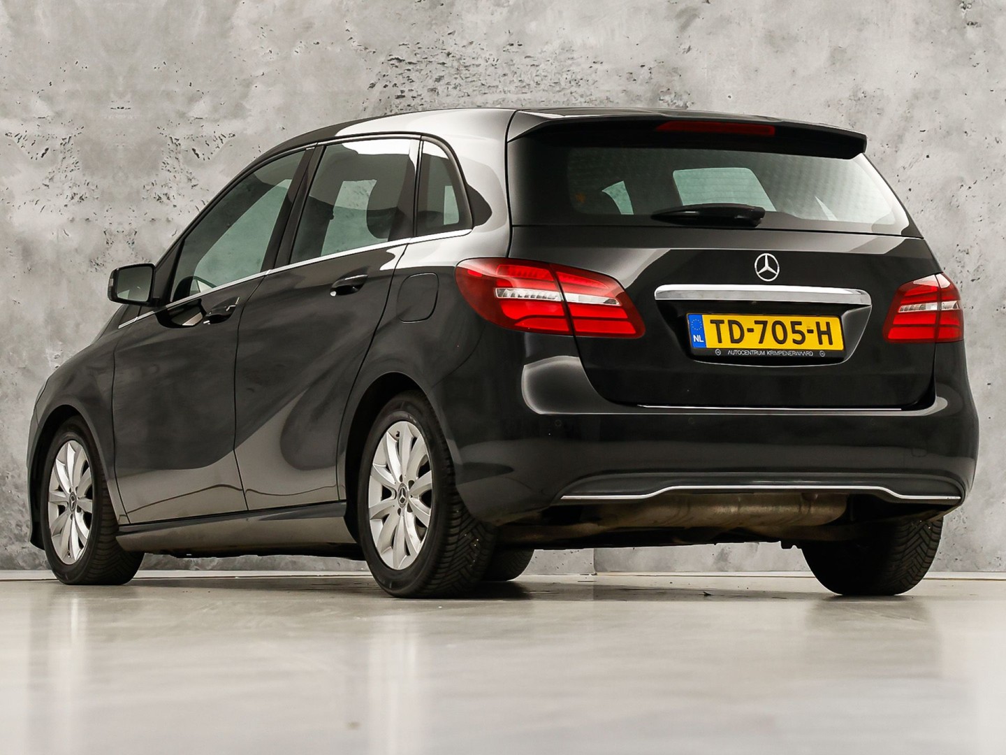 Mercedes-Benz B-klasse 180 Sport Automaat (GROOT NAVI, CAMERA, STOELVERWARMING, ZWART HEMEL, SPORTSTOELEN, CRUISE, KEYLESS START, NIEUWSTAAT)