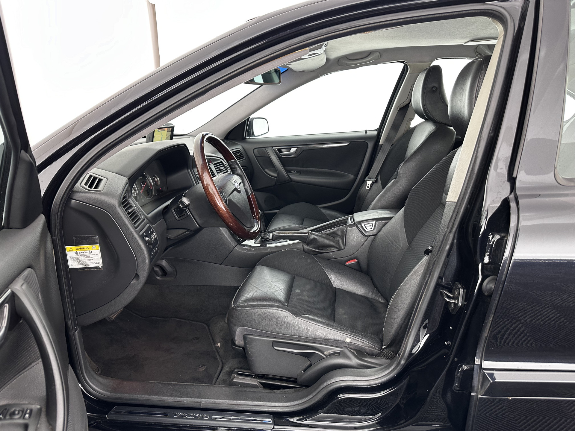 Volvo S60 2.4 D5 Momentum Aut.*NAVI-FULLMAP | LEATHER-FABRIC | ECC | CRUISE | PDC | TOWBAR | HEATED-COMFORTSEATS | 17"ALU*