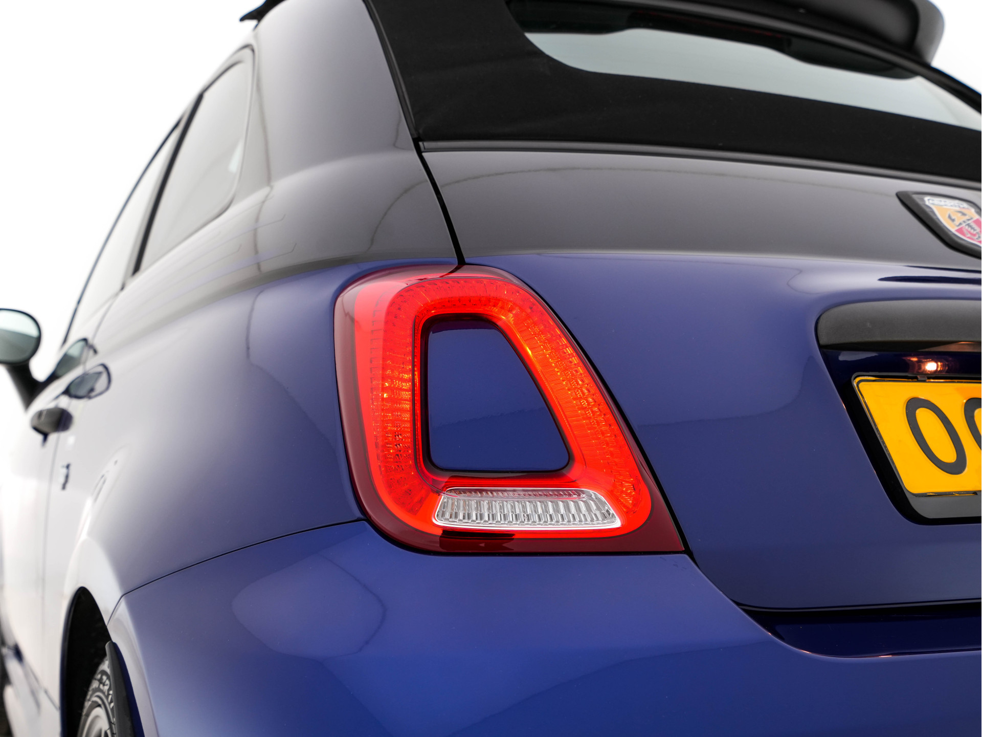 Abarth 500 C 1.4 T-Jet 595 Yamaha Factory Racing Edition Monster [ 1 of 2000 ] (INCL-BTW ) *! POCKET-ROCKET ! | NAVI-FULLMAP | XENON | CARPLAY | SPORT-EXHAUST | DAB | SPORT-SEATS | 17"ALU*