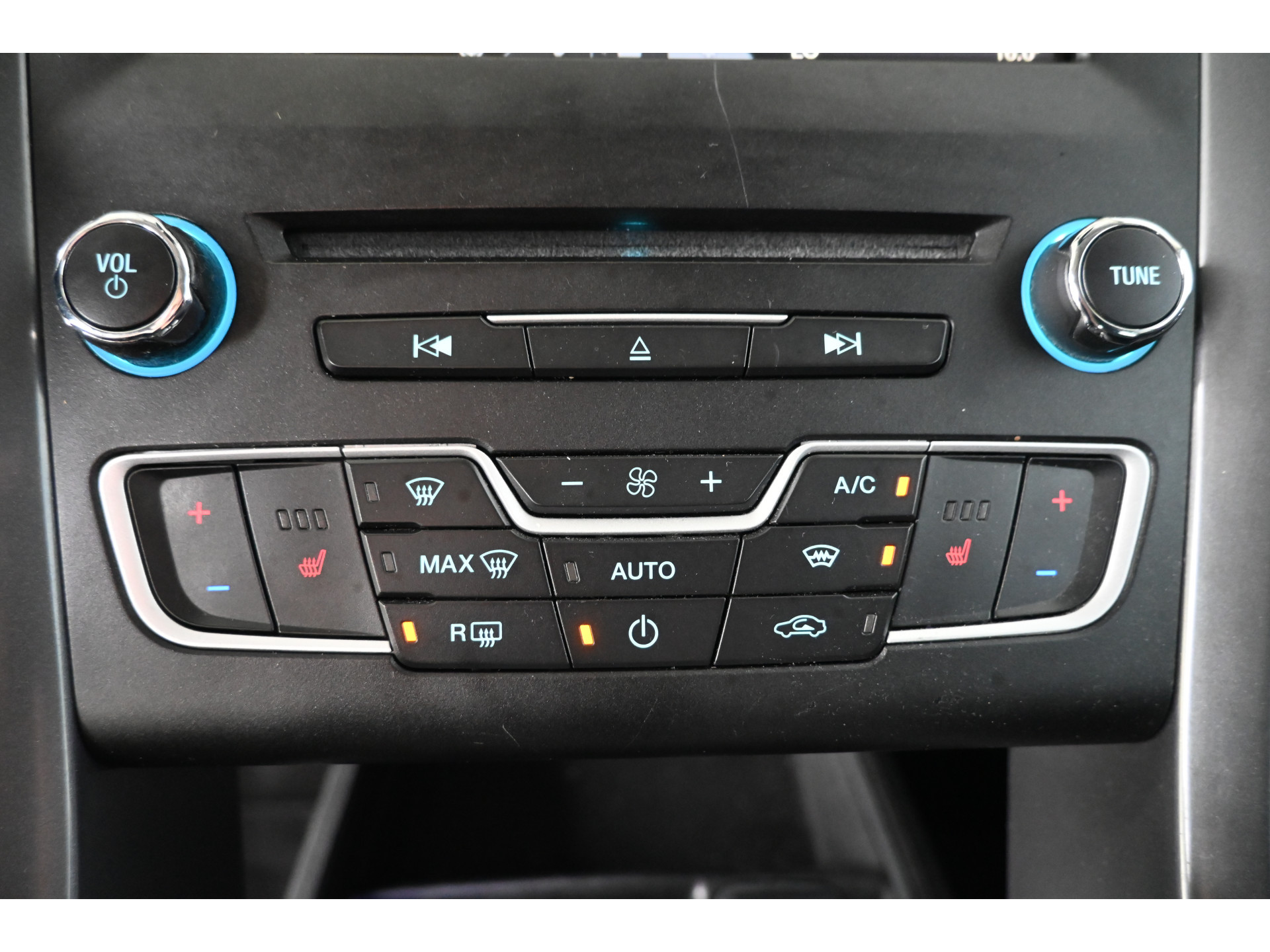 Ford Mondeo 1.5 Titanium Automaat Clima Navigatie Cruise Control Trekhaak Rijklaarprijs! Inruil Mogelijk!