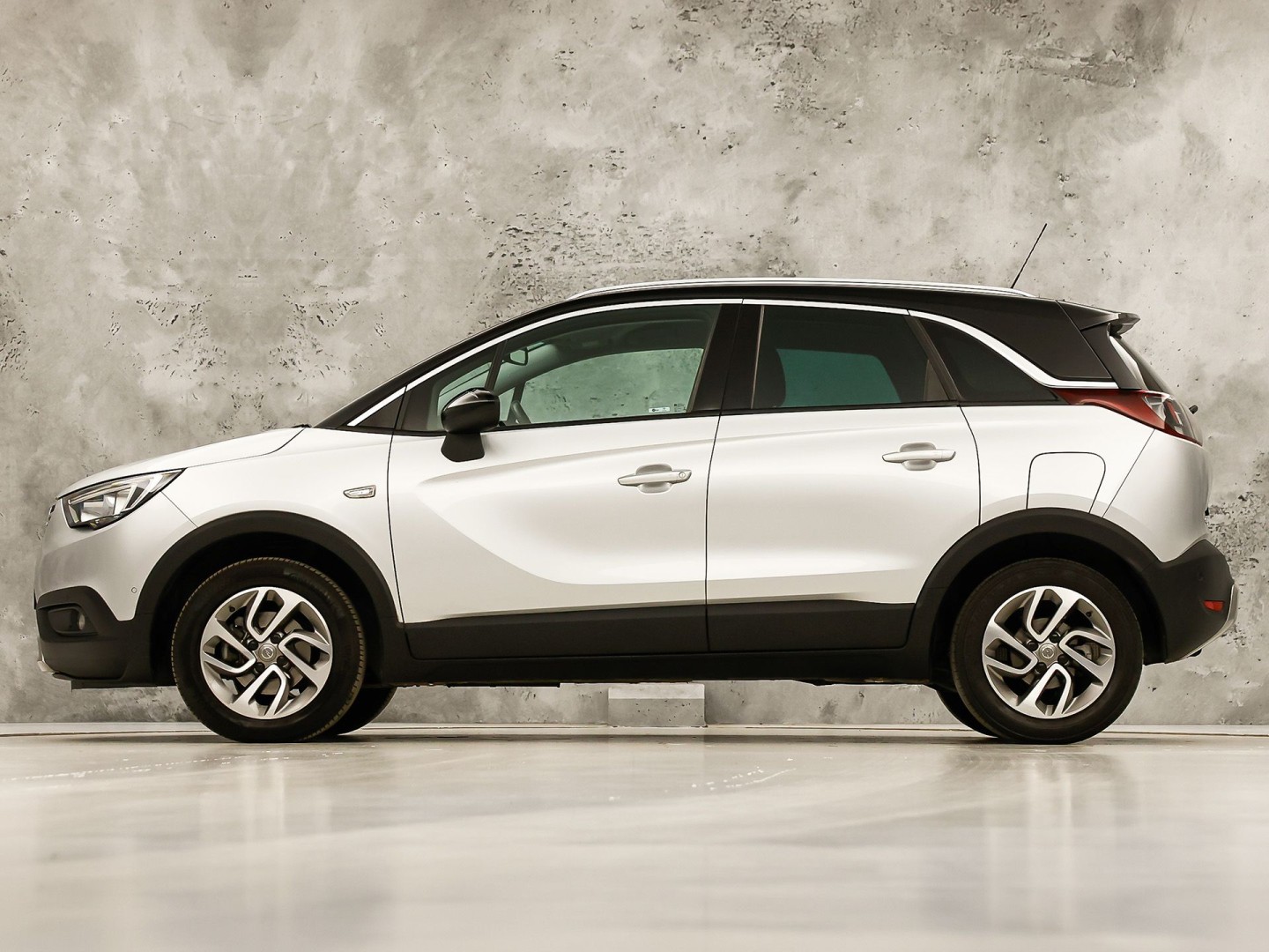 Opel Crossland X 1.2 Turbo Innovation (APPLE CARPLAY, GROOT NAVI, CLIMATE, 360 CAMERA, STUUR/STOELVERWARMING, SPORTSTOELEN, GETINT GLAS, CRUISE, NIEUWSTAAT)