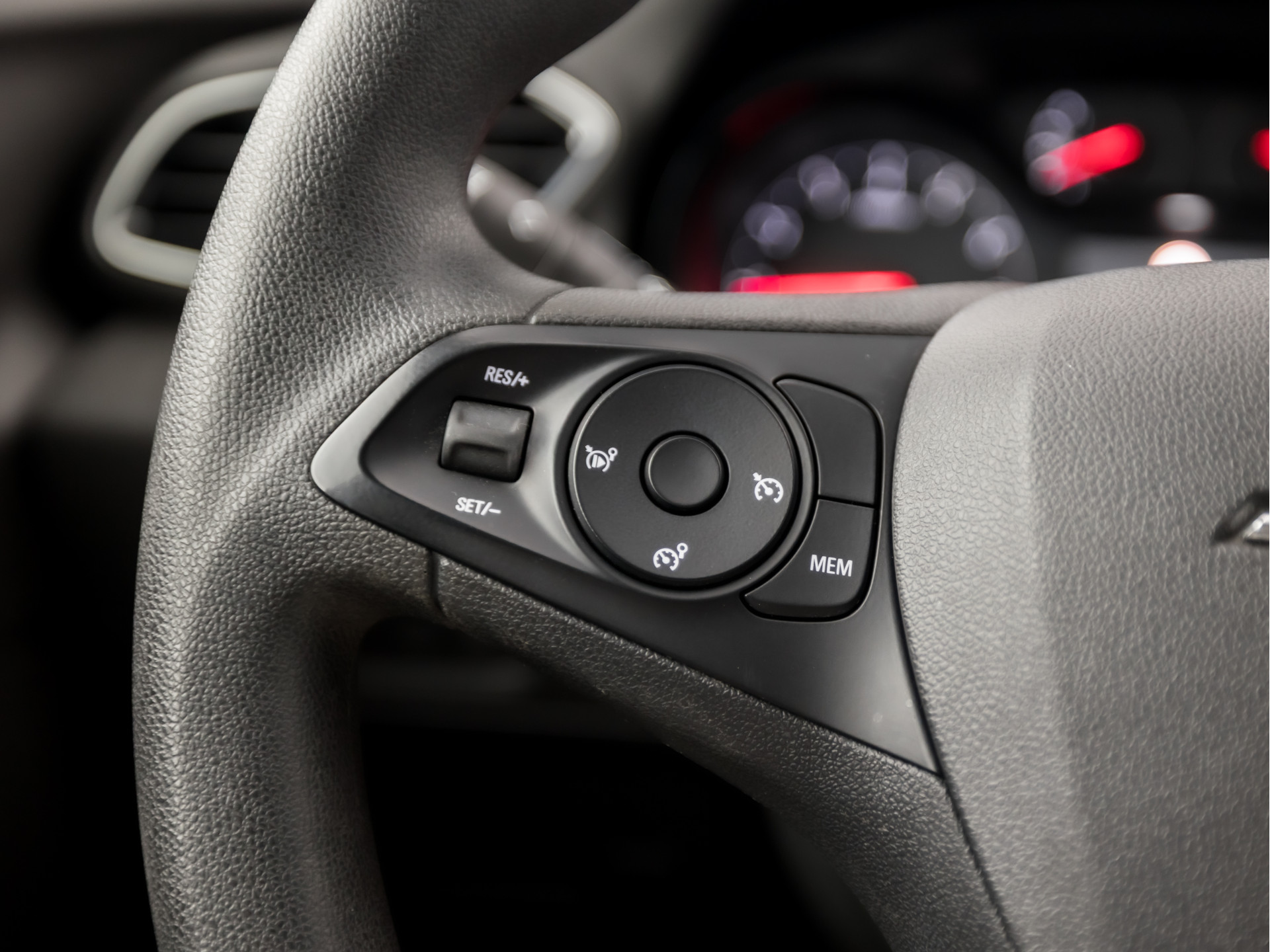 Opel Grandland X 1.2 Turbo Sport (APPLE CARPLAY, NAVIGATIE, GETINT GLAS, CRUISE, SPORTSTOELEN, ARMSTEUN, LM VELGEN, NIEUWE APK, NIEUWSTAAT)