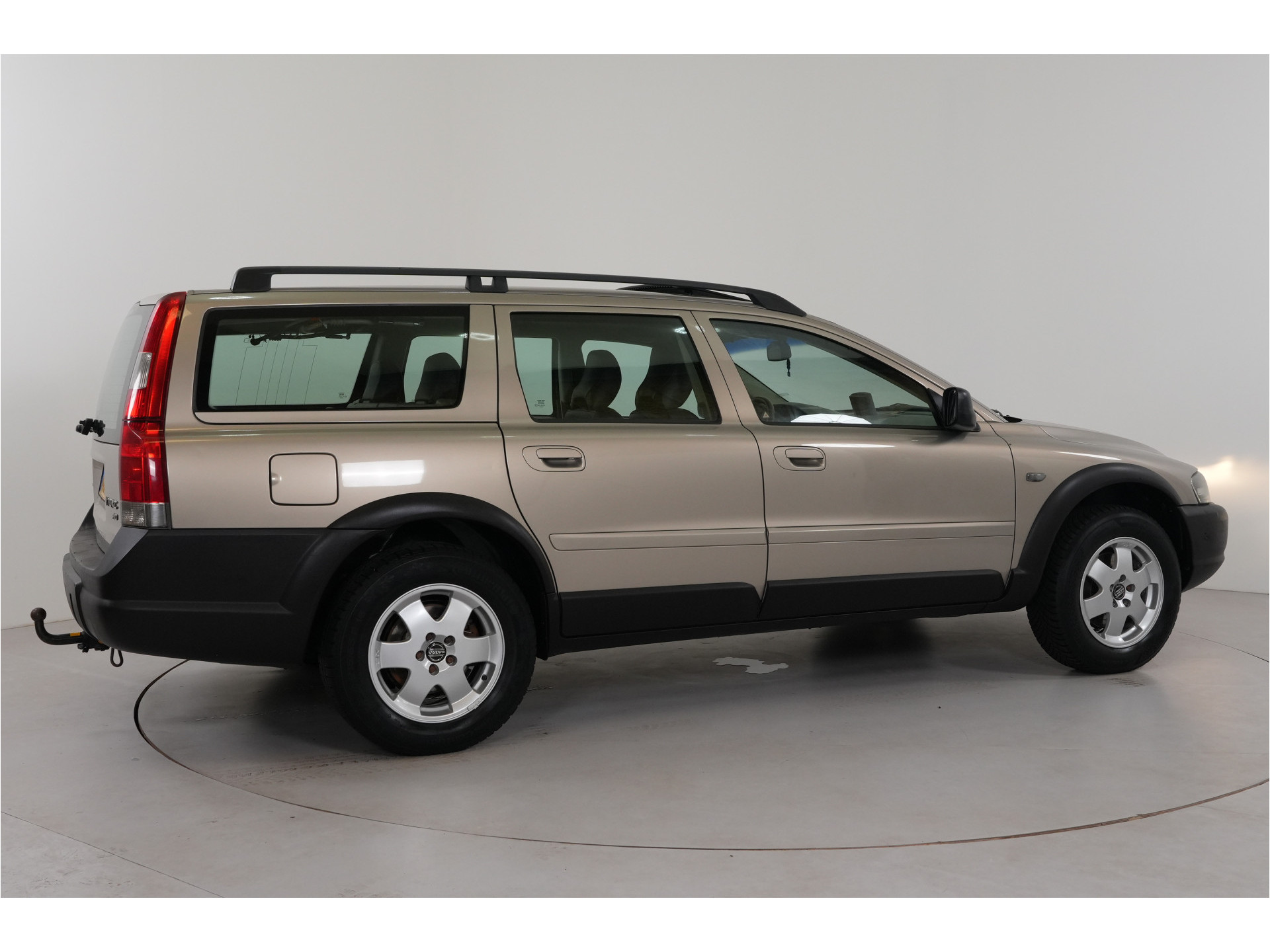 Volvo V70 Cross Country 2.4 T Geartr. Comf. | Blijvend Youngtimer | Trekhaak | Lage stand |