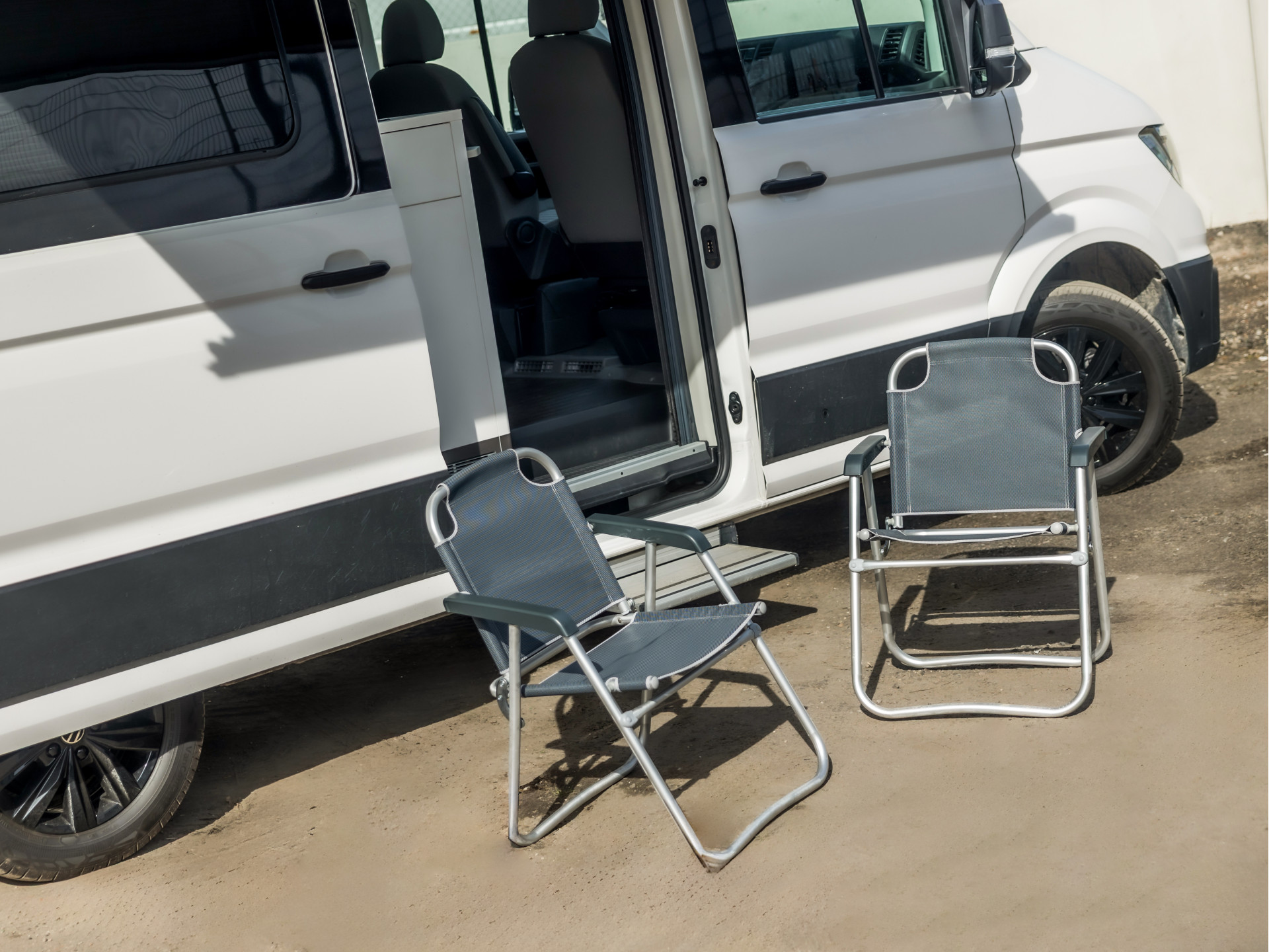 Volkswagen Crafter Grand California XXL 177Pk Automaat (LED KOPLAMPEN, STOELVERWARMING, KEUKEN, CENTRALE VERWARMING, KOELKAST, TOILET, DOUCHE, THULE ZONNESCHERM, FIETSENDRAGER, ZOET WATER)