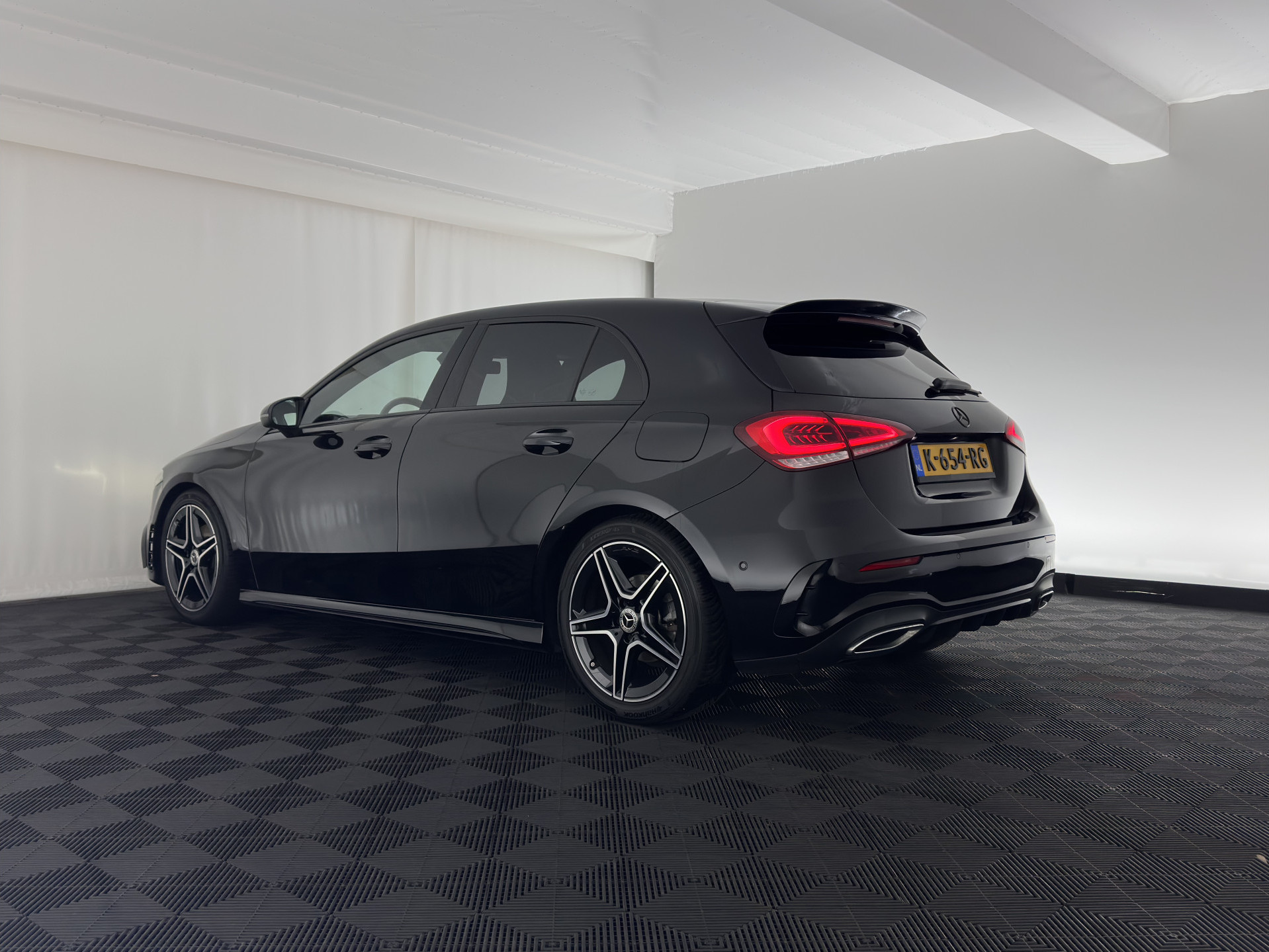Mercedes-Benz A-klasse 160 AMG-Sportpack Business-Solution (INCL-BTW) *WIDESCREEN-DIGI-COCKPIT | FULL-LED | LEATHER-MICROFIBRE | CAMERA | DYNAMIC-SELECT | CRUISE | HEATED-SPORTSEATS | PRIVACY-GLASS | DAB | AMBIENT-LIGHT | 18"ALU*