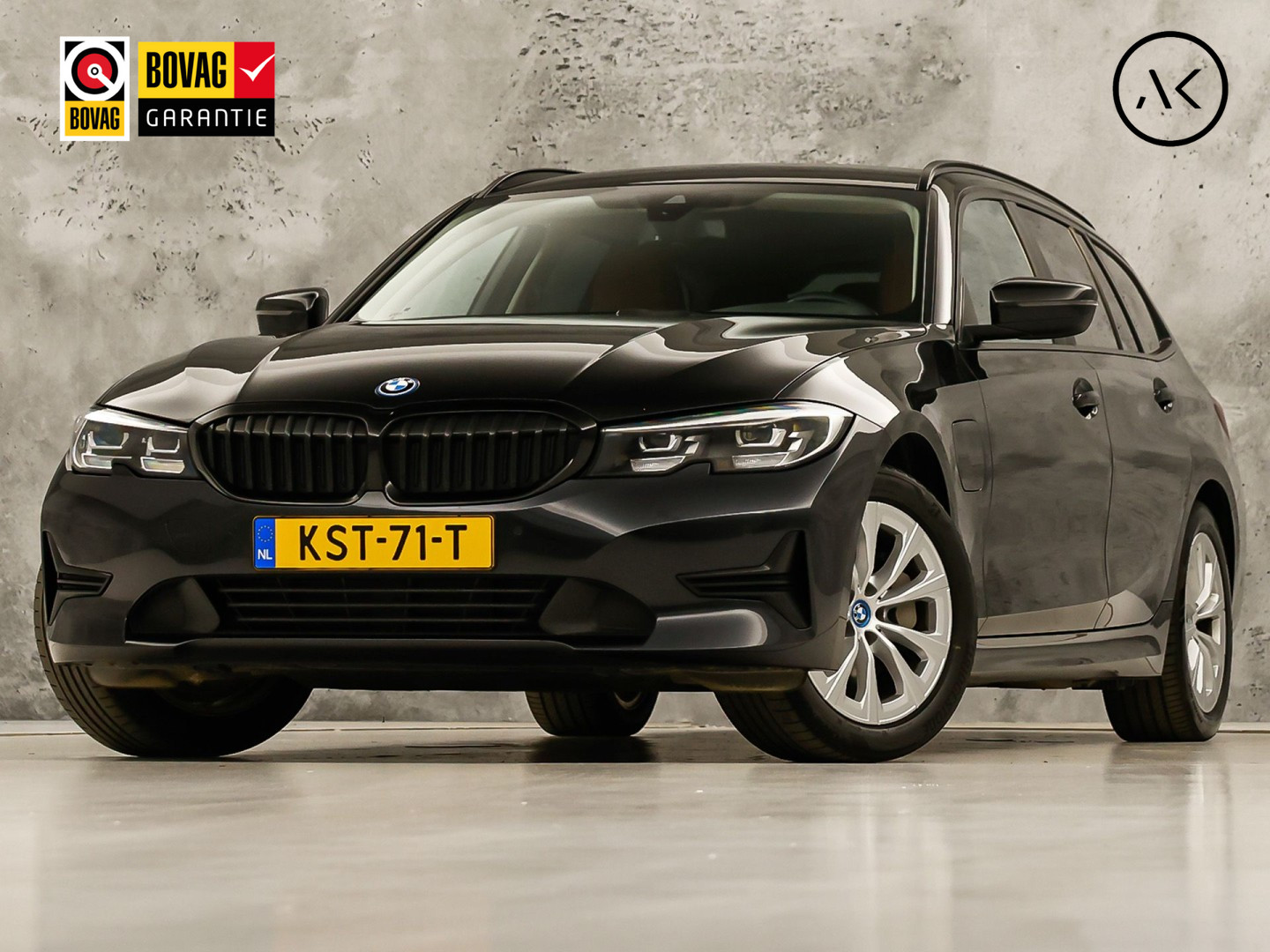 BMW 3-serie Touring 330e Sport 292Pk Automaat (APPLE CARPLAY, SOH 90,2%, GROOT NAVI, COGNAC LEDER, CAMERA, STOELVERWARMING, SFEERVERLICHTING, ELEK ACHTERKLEP, GETINT GLAS, NIEUWSTAAT)