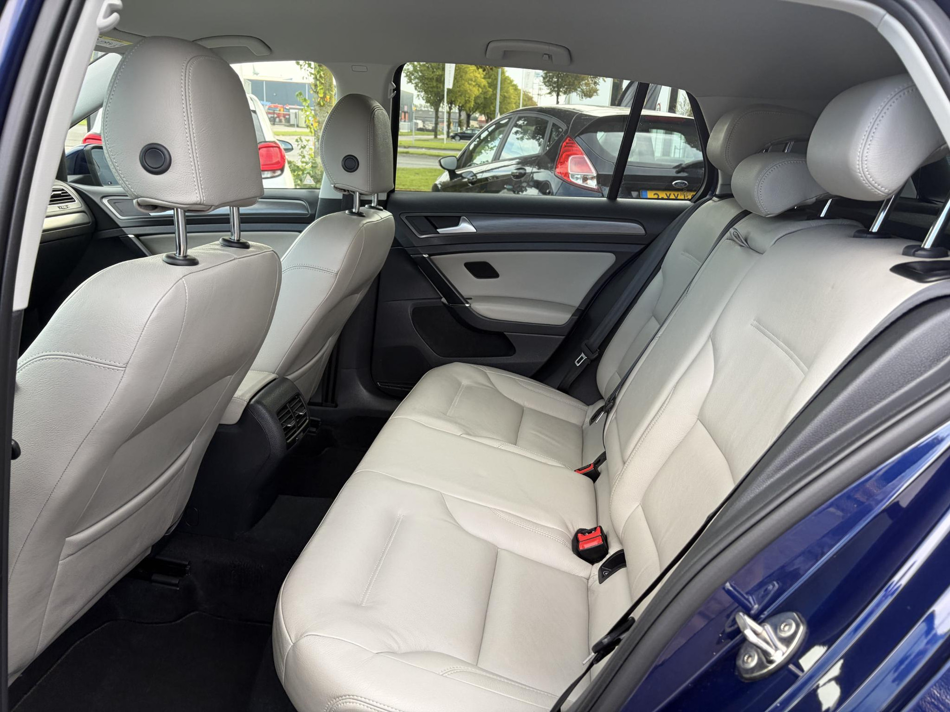 Volkswagen e-Golf e-Golf ✓SOH 88.57%✓Carplay✓Navi✓Leder✓Clima✓Cruise✓Pdc V+A✓LED✓16'' Lm velgen✓N.A.P✓Apk tot 02-2027