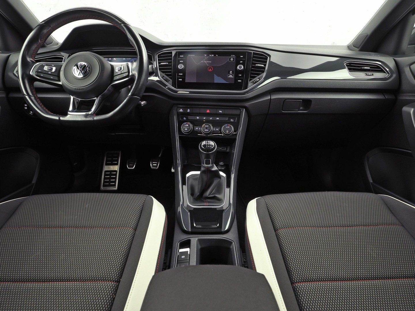 Volkswagen T-Roc 1.5 TSI Sport (NAP, APPLE CARPLAY, VIRTUAL DASHBOARD, PANORAMADAK, SPORTSTOELEN, CLIMATE,  NIEUWE APK, NIEUWSTAAT)