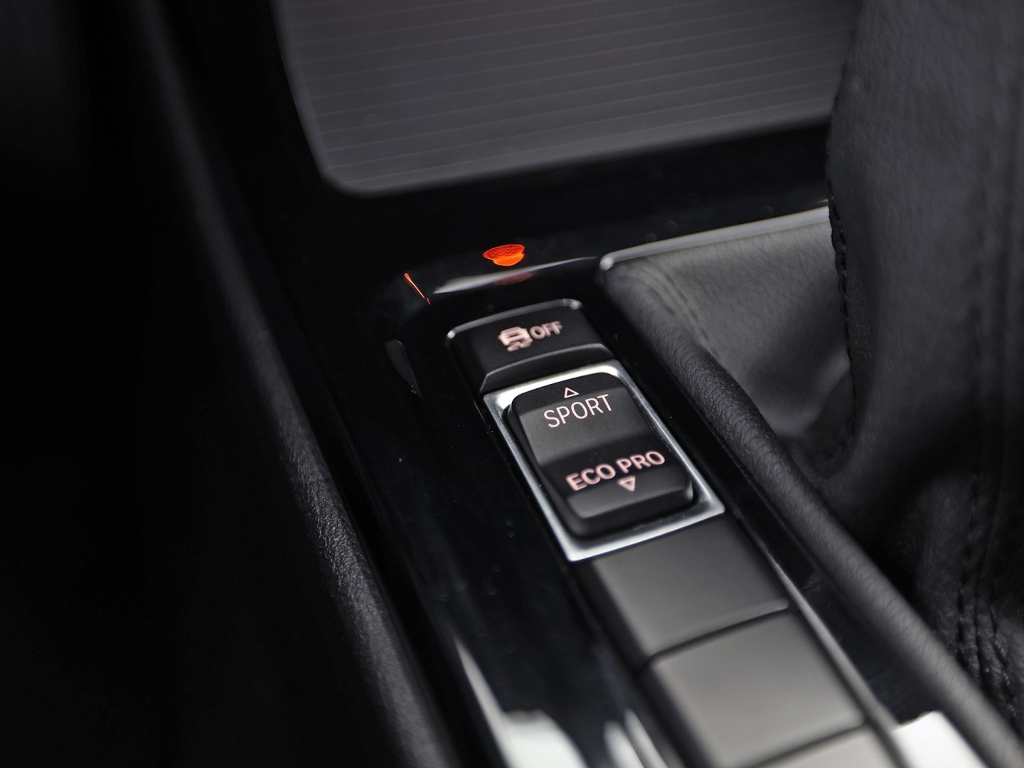 BMW X1 sDrive20i Executive 192Pk Automaat (NAVIGATIE, CLIMATE, TREKHAAK, SPORTSTOELEN, GETINT GLAS, PARKEERSENSOREN, NIEUWSTAAT)