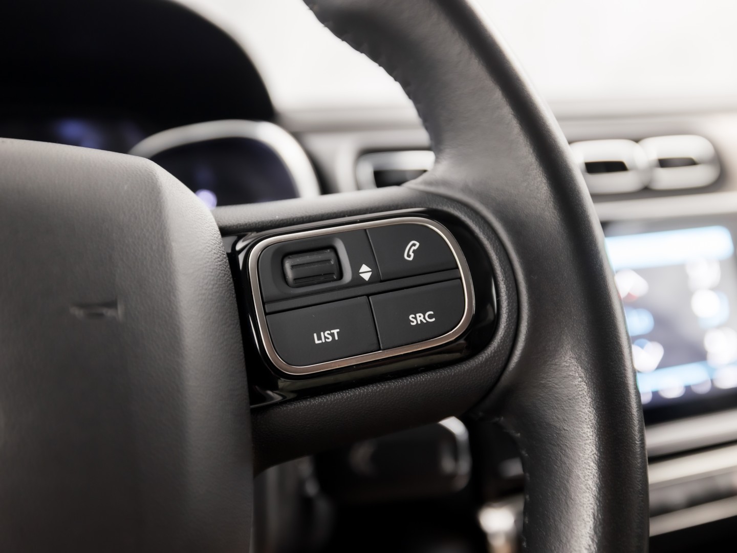Citroën C3 1.2 PureTech Shine Sport Automaat (APPLE CARPLAY, GROOT NAVI, CAMERA, LEDER, STOELVERWARMING, SPORTSTOELEN, GETINT GLAS, CRUISE, NIEUWSTAAT)
