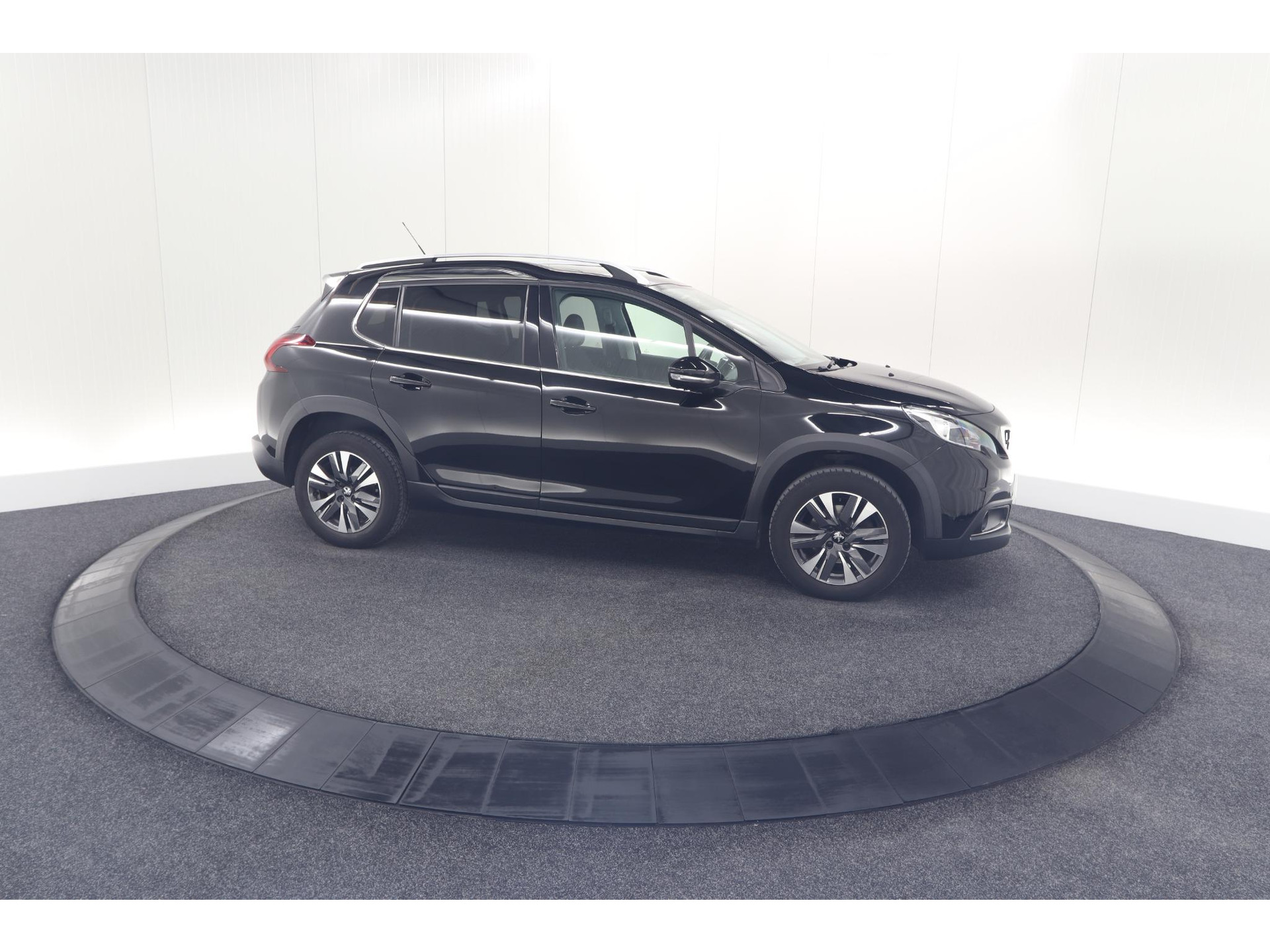 Peugeot 2008 PureTech 110 Allure | Panoramadak | Navigatie | Camera | Parkeersensoren
