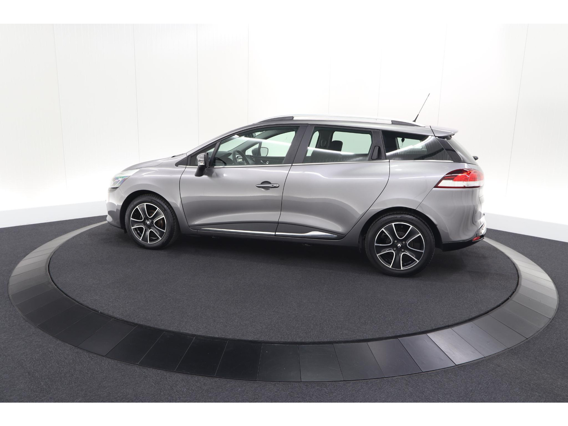 Renault Clio Estate 1.5 dCi ECO Dynamique | Parkeersensoren voor + achter | Armsteun | Navigatie