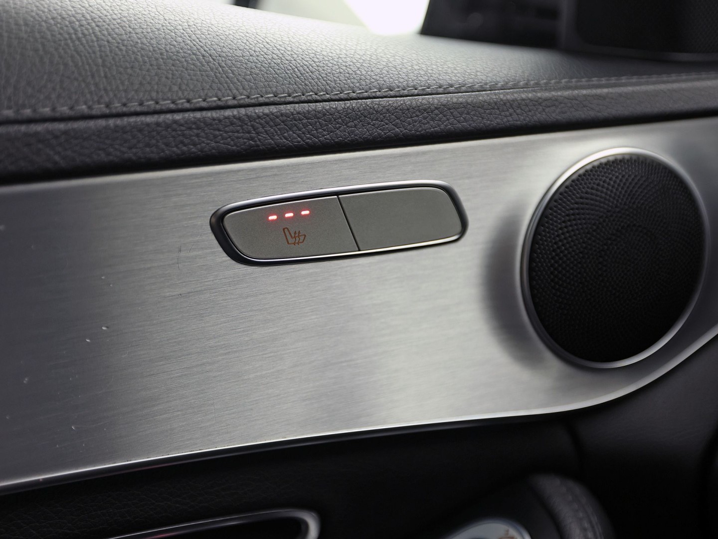 Mercedes-Benz C-Klasse 250 AMG Sport 211Pk Automaat (NAVIGATIE, RODE REMKLAUWEN, LEDER, STOELVERWARMING, ELEK SPORTSTOELEN, GETINT GLAS, SFEERVERLICHTING, NIEUWSTAAT)