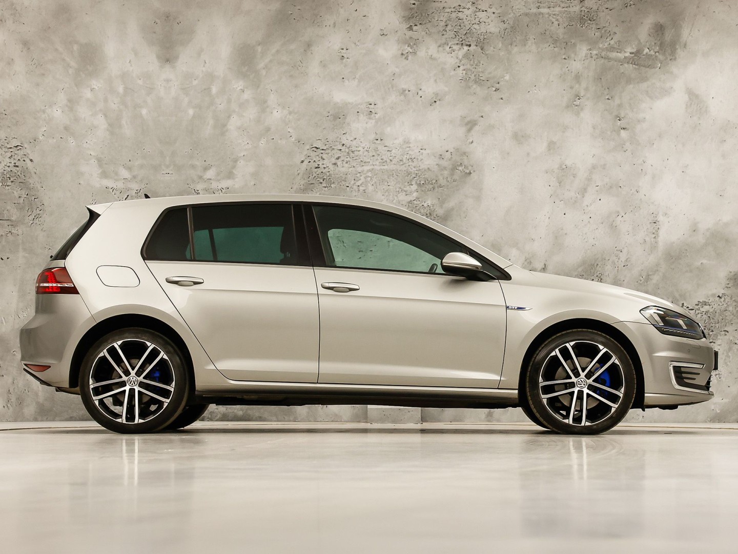 Volkswagen Golf 1.4 TSI GTE 204Pk Automaat (APPLE CARPLAY, NAVIGATIE, SOH 79,4%, CLIMATE, STOELVERWARMING, SPORTSTOELEN, GETINT GLAS, LED KOPLAMPEN, CRUISE, NIEUWSTAAT)
