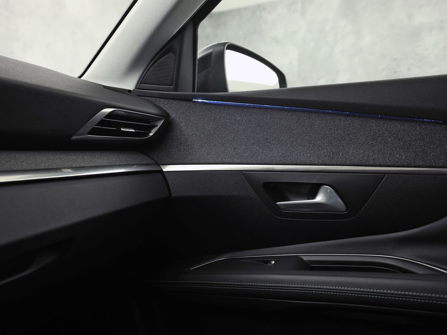 Peugeot 3008 1.6 HYbrid 225 Allure Blacksport 225Pk Automaat (APPLE CARPLAY, SOH 94,7%, BLACK PACK, GROOT NAVI, 360 CAMERA, SPORTSTOELEN, KEYLESS, LANE ASSIST, NIEUWE APK, NIEUWSTAAT)