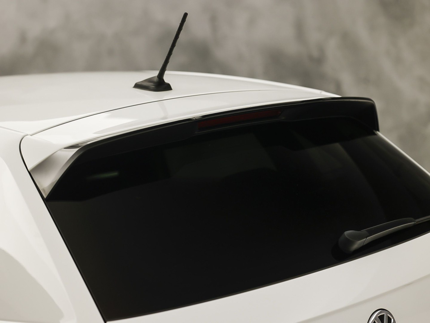 Volkswagen Polo 1.0 TSI R-Line Sport Automaat (VIRTUAL COCKPIT, ZWART HEMEL, GROOT NAVI, CLIMATE, LEDER, SPORTSTOELEN, GETINT GLAS, LM VELGEN, ADAPTIVE CRUISE, NIEUWSTAAT)