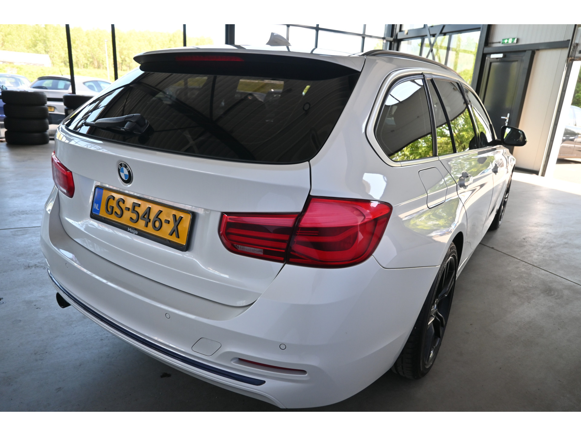 BMW 3-serie Touring 318i Luxury Clima Navigatie LED Panoramadak 18'Inch Goed Onderhouden! Inruil Mogelijk!