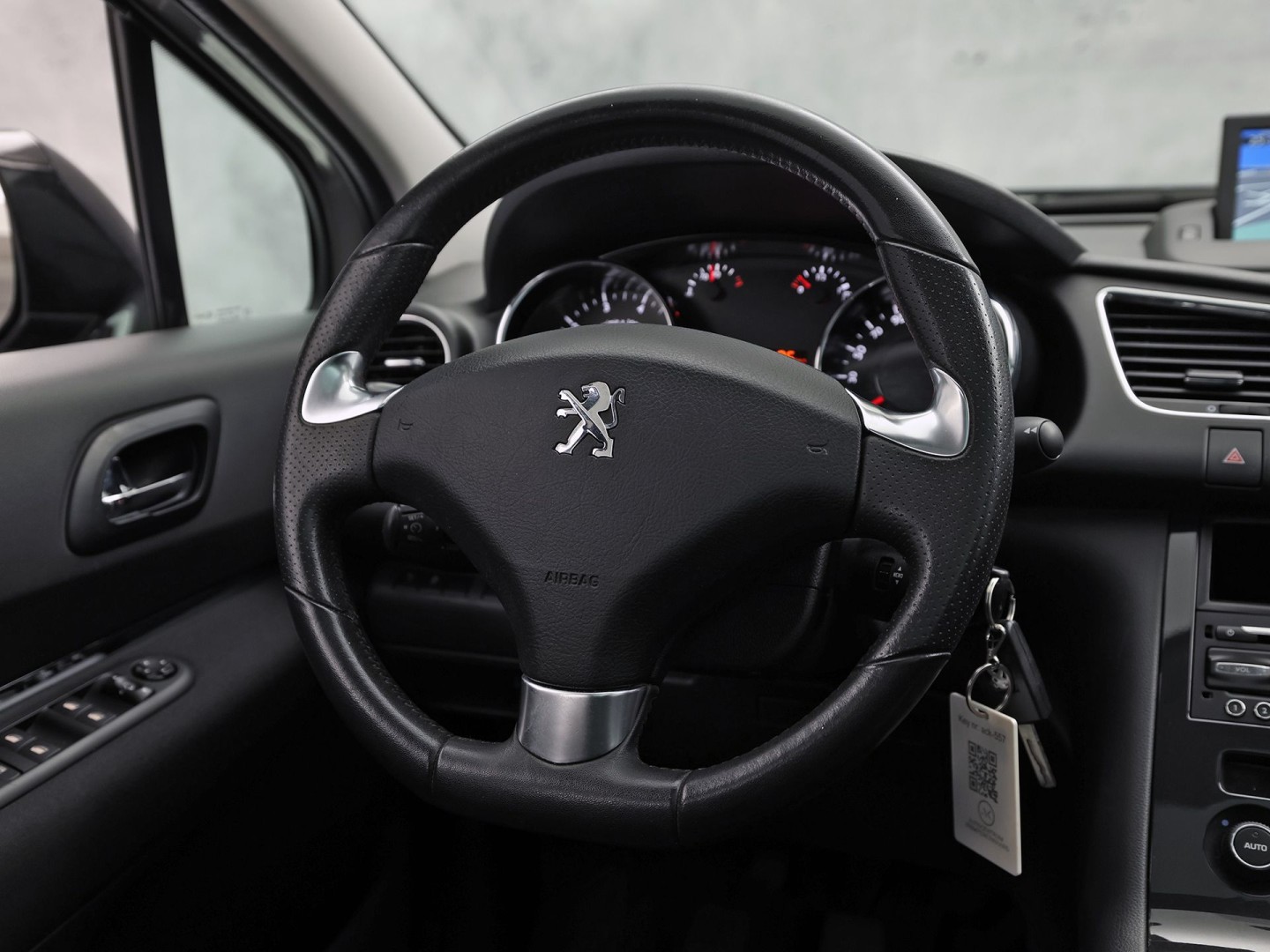 Peugeot 3008 1.2 PureTech Sport (PANORAMADAK, NAVIGATIE, CLIMATE, GETINT GLAS, SPORTSTOELEN, CRUISE, PARKEERSENSOREN, NIEUWSTAAT)