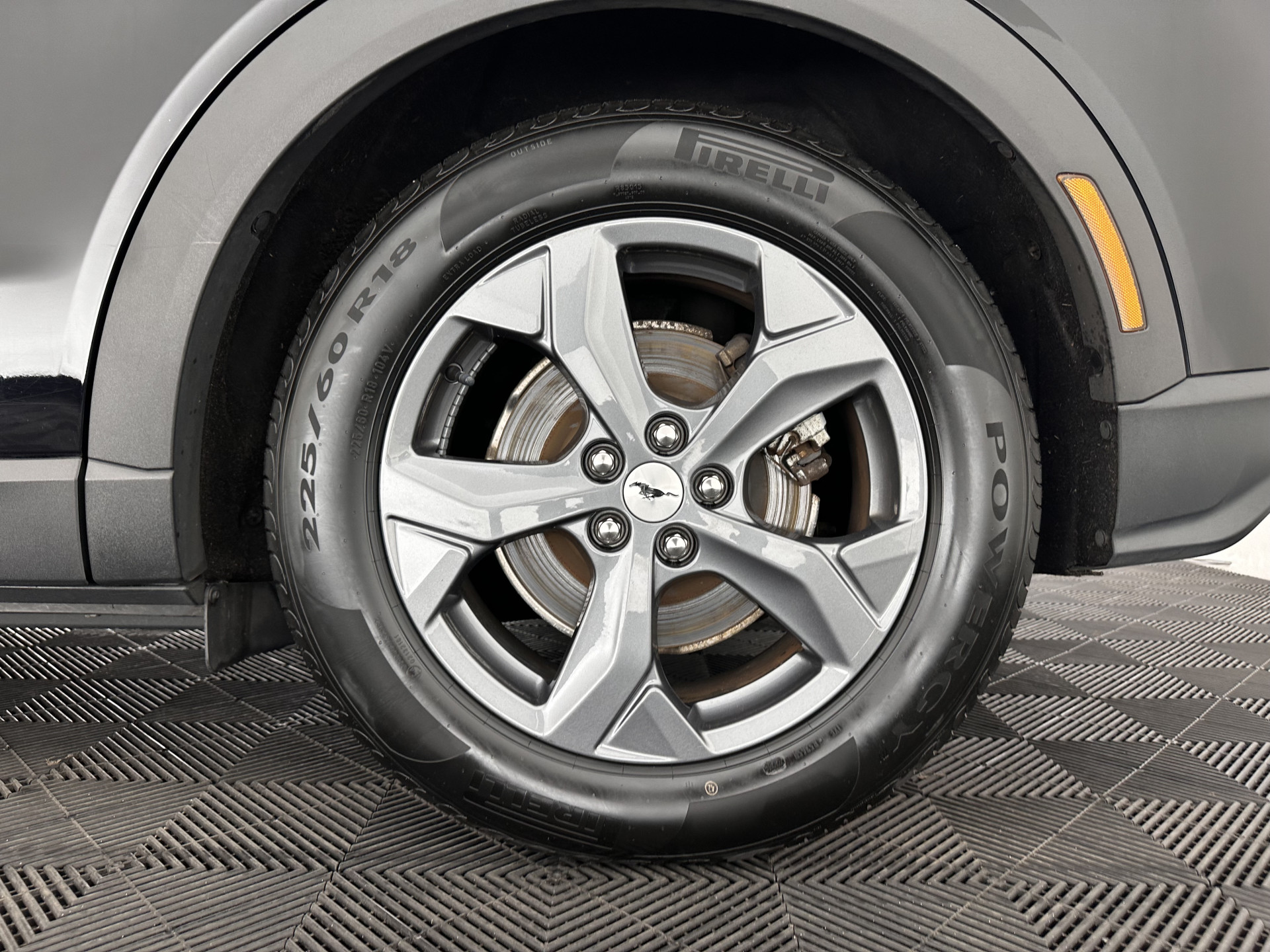 Ford Mustang Mach-E RWD 75 kWh [ 3-Fase-11kW] {SOH-89%} (INCL-BTW) *LEATHER | FULL-LED | DAB | DIGI-COCKPIT | KEYLESS | NAVI-FULLMAP | CARPLAY | HEATED-COMFORTSEATS | TOPVIEW | ADAPTIVE-CRUISE | PRIVACYGLASS | 18'' ALU*