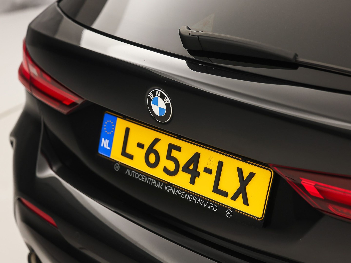 BMW 1 Serie 118i M Sport Automaat (APPLE CARPLAY, M PAKKET, GROOT NAVI, LEDER, SPORTSTOELEN, SFEERVERLICHTING, GETINT GLAS, NIEUWSTAAT)