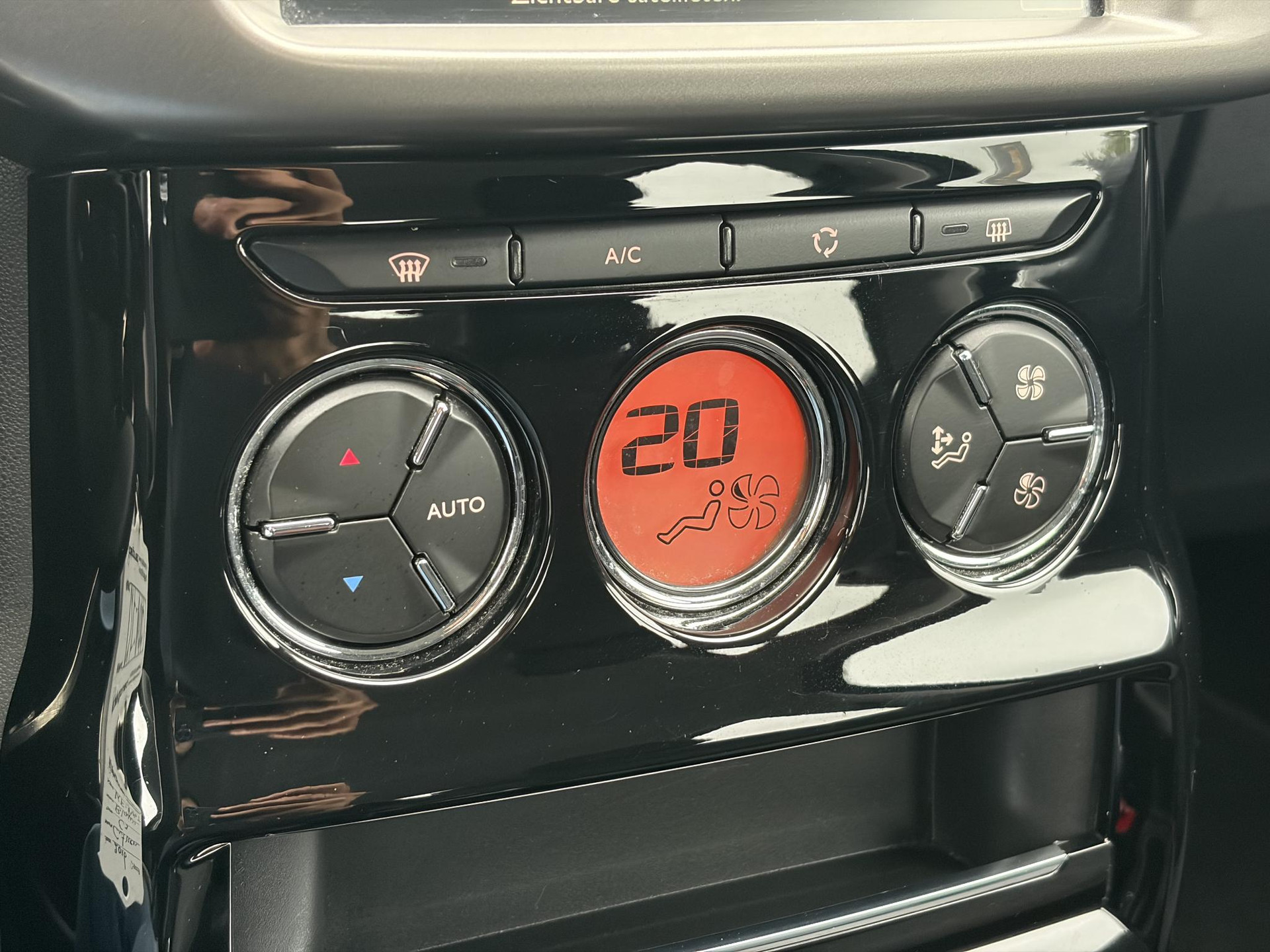 Citroen C3 1.2 PureTech Selection ✓Nieuwe D-riem✓Navi✓Carplay✓Trekhaak✓Dealer Onderhouden✓Clima✓Cruise✓5 Deurs✓Net grote beurt gehad✓N.A.P✓Apk tot 09-2027