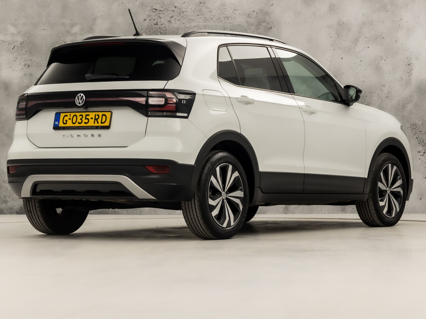 Volkswagen T-Cross 1.0 TSI Sport (APPLE CARPLAY, CAMERA, GETINT GLAS, CRUISE, LM VELGEN, SPORTSTOELEN, NIEUWSTAAT)