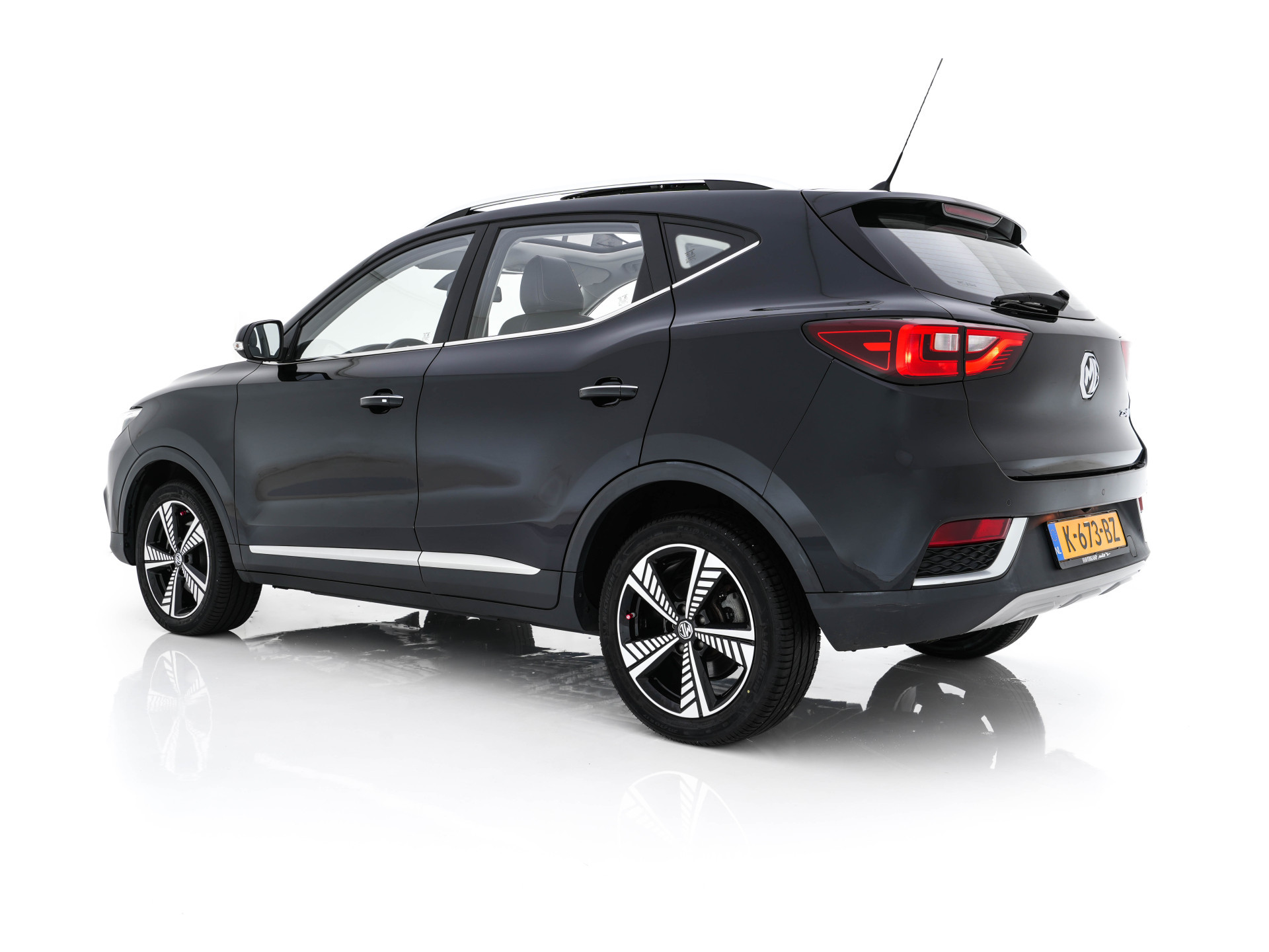 MG ZS EV Luxury 45 kWh (INCL-BTW) Aut. *PANO | LEATHER | CCS-FASTLOADER | KEYLESS | NAVI-FULLMAP | ADAPTIVE-CRUISE | CAMERA | HEATED-SPORTSEATS | CARPLAY | BLINDSPOT | DAB | LANE-ASSIST | 17''ALU*