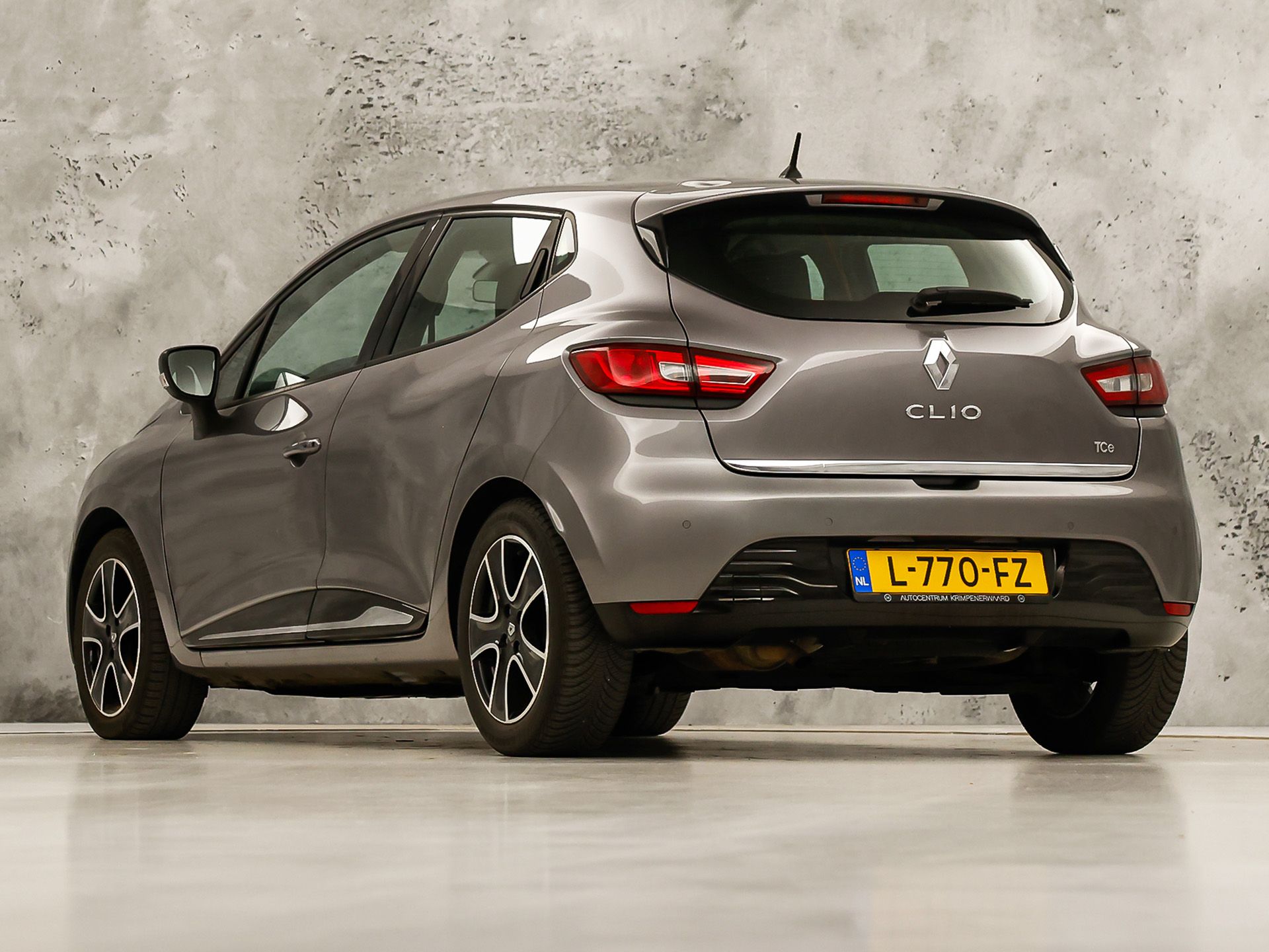 Renault Clio 0.9 TCe Dynamic Sport (NAVIGATIE, CRUISE, LM VELGEN, SPORTSTOELEN, PARKEERSENSOREN, BLUETOOTH, NIEUWE APK, NIEUWSTAAT)