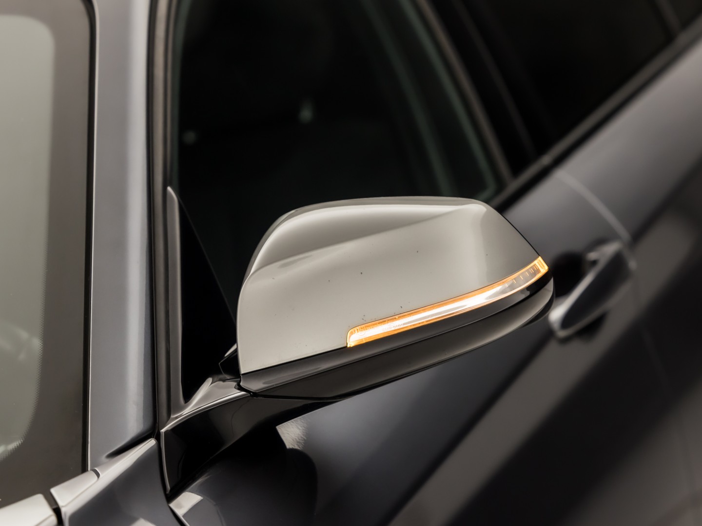 BMW M140i M Sport High Executive 340Pk Automaat (6 CILINDER, M PAKKET, HARMAN/KARDON, ALCANTARA, CAMERA, SPORTSTOELEN, M SPORTREMMEN, NAVIGATIE, STOELVERWARMING, GETINT GLAS, NIEUWSTAAT)