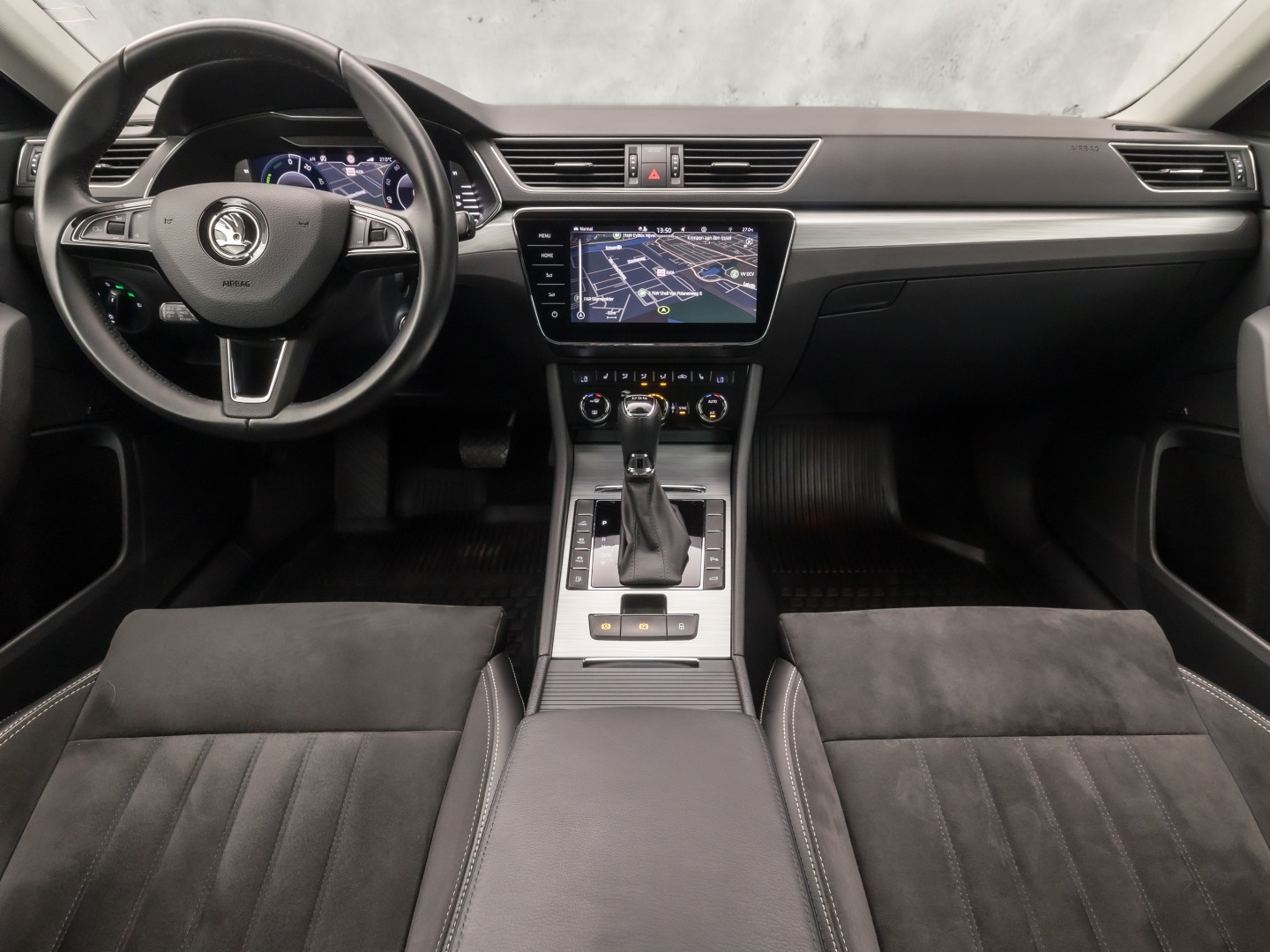 Škoda Superb Combi 1.4 TSI iV Sport 218Pk Automaat (VIRTUAL COCKPIT, APPLE CARPLAY, GROOT NAVI, MEMORY SEAT, LEDER/ALCANTARA, CAMERA, STOELVERWARMING, ADAPTIVE CRUISE, ELEK ACHTERKLEP, NIEUWSTAAT)