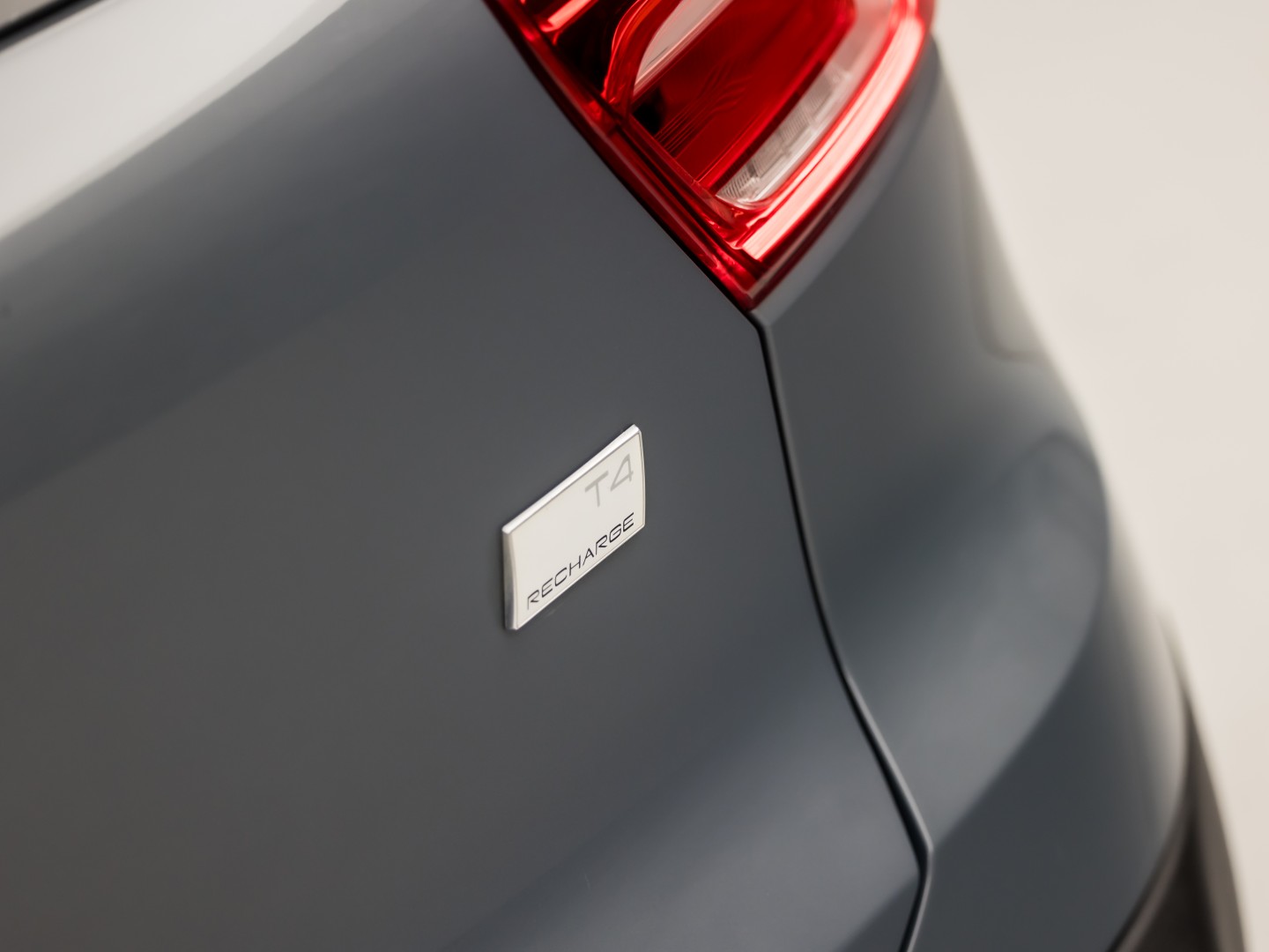Volvo XC40 1.5 T4 Recharge Inscription 211Pk Automaat (APPLE CARPLAY, STUUR/STOELVERWARMING, MEMORY SEATS, CAMERA, STOELVERWARMING ACHTER, KEYLESS, GETINT GLAS, ELEK ACHTERKLEP, ZWART HEMEL, NIEUWSTAAT)