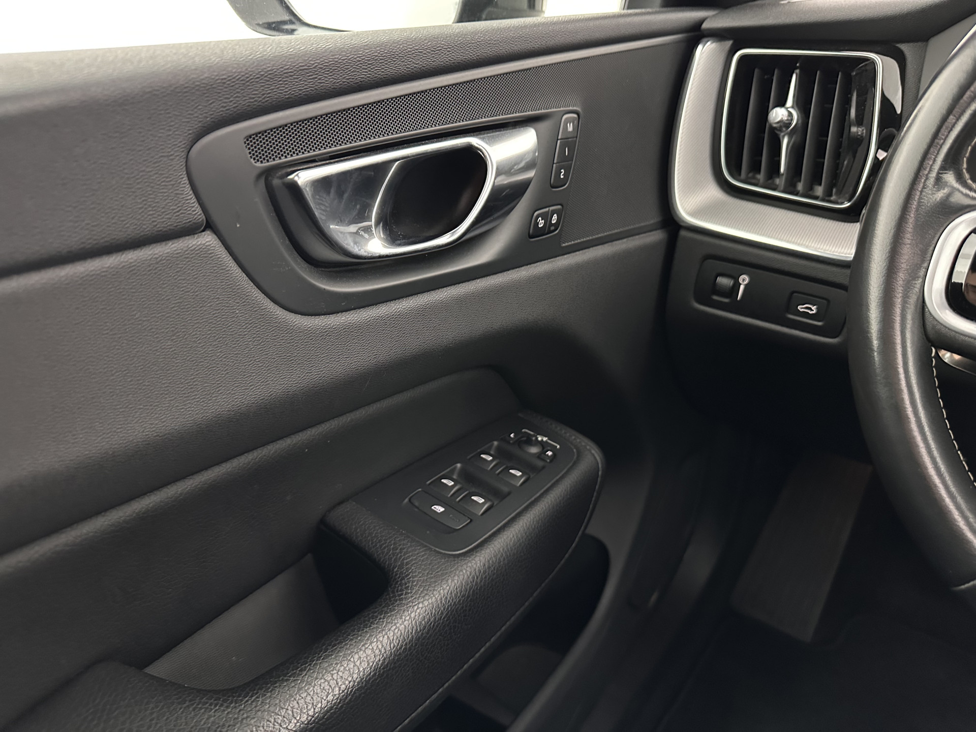 Volvo XC60 2.0 B5 Business Pro R-Design (INCL.BTW) Aut. *PANO | LUXURY-LEATHER | FULL-LEATHER | MEMORY-PACK | HEATED-SPORTSEATS | CAMERA | NAVI-FULLMAP | SHIFT-PADDLES | PRIVACY-GLASS | AIR-SUSPENSION | ECC | PDC | CRUISE | 19''ALU